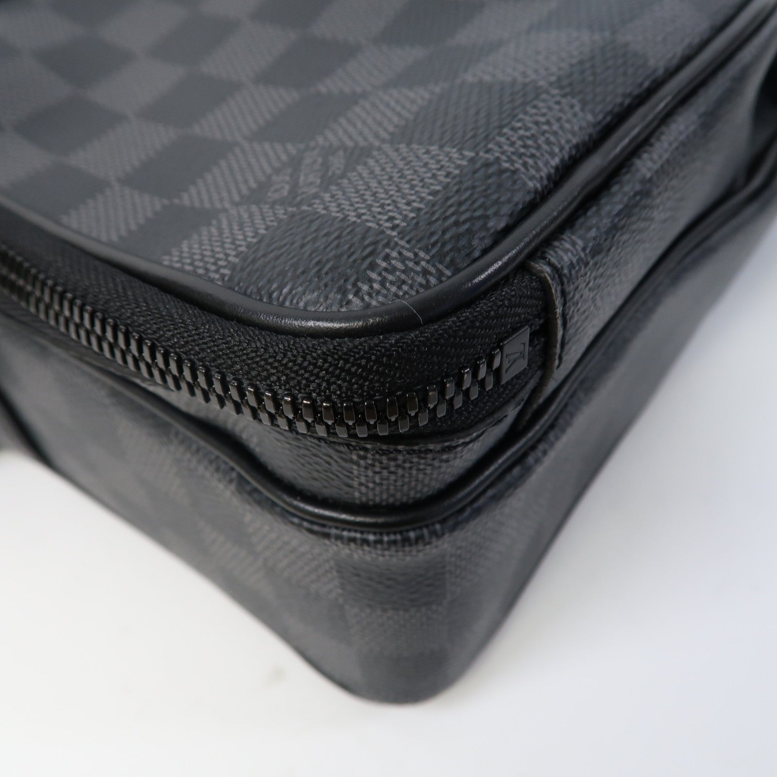 LOUIS VUITTON Damier Graphite Utility Messenger肩背袋黑色