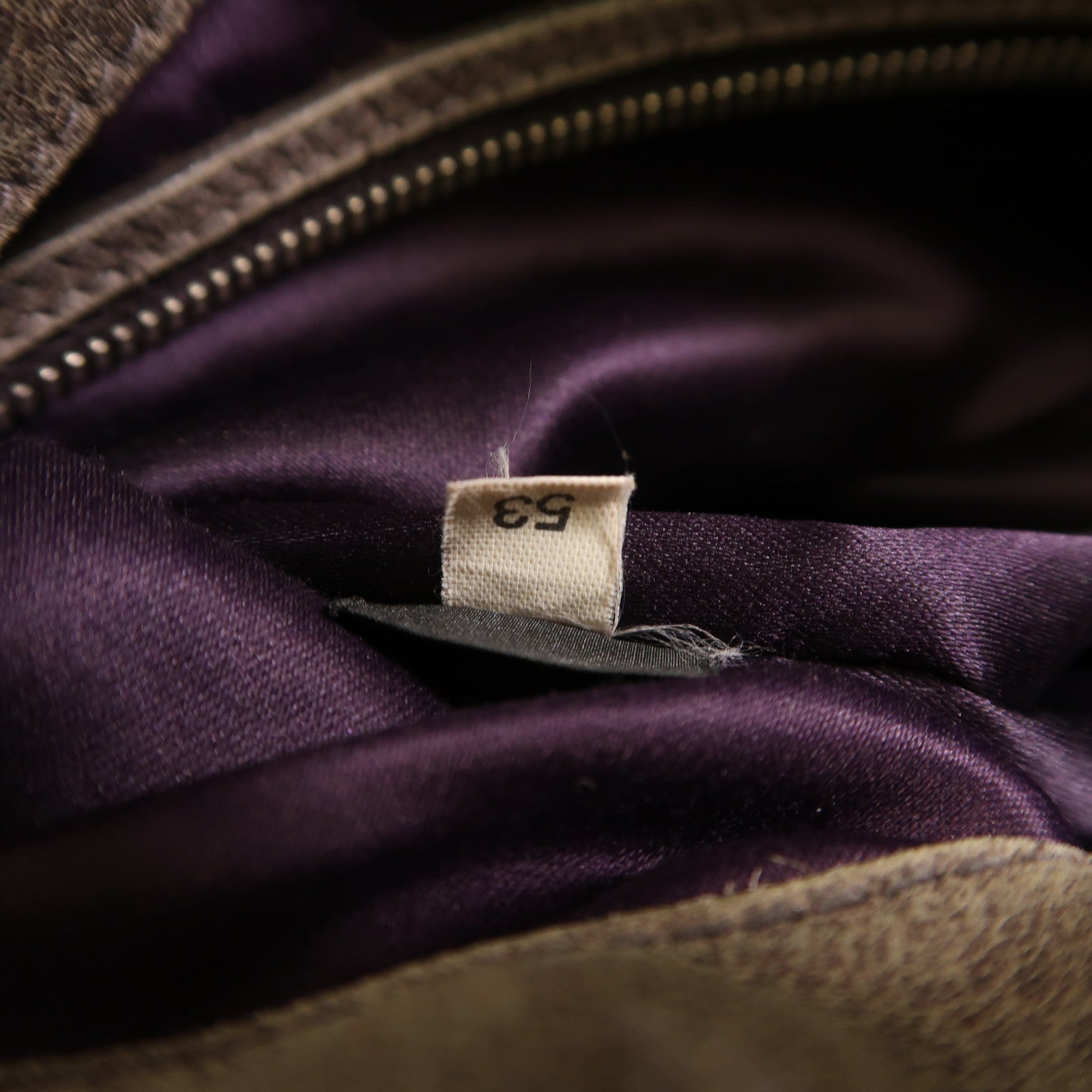 Miu Miu 牛皮皮革Shoulder Bag銀扣肩背袋