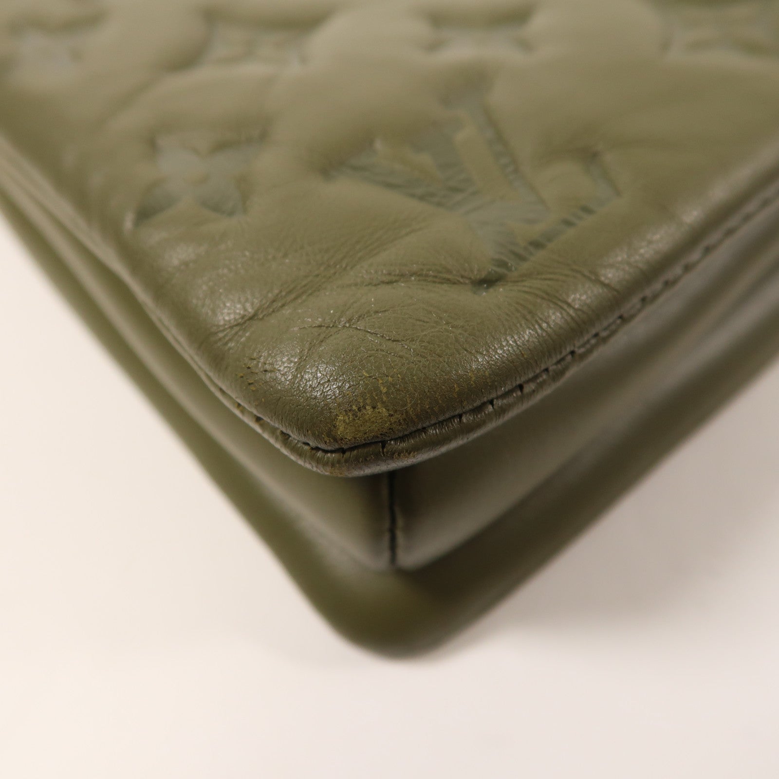 LOUIS VUITTON Monogram Embossed Coussin MM金扣肩背袋