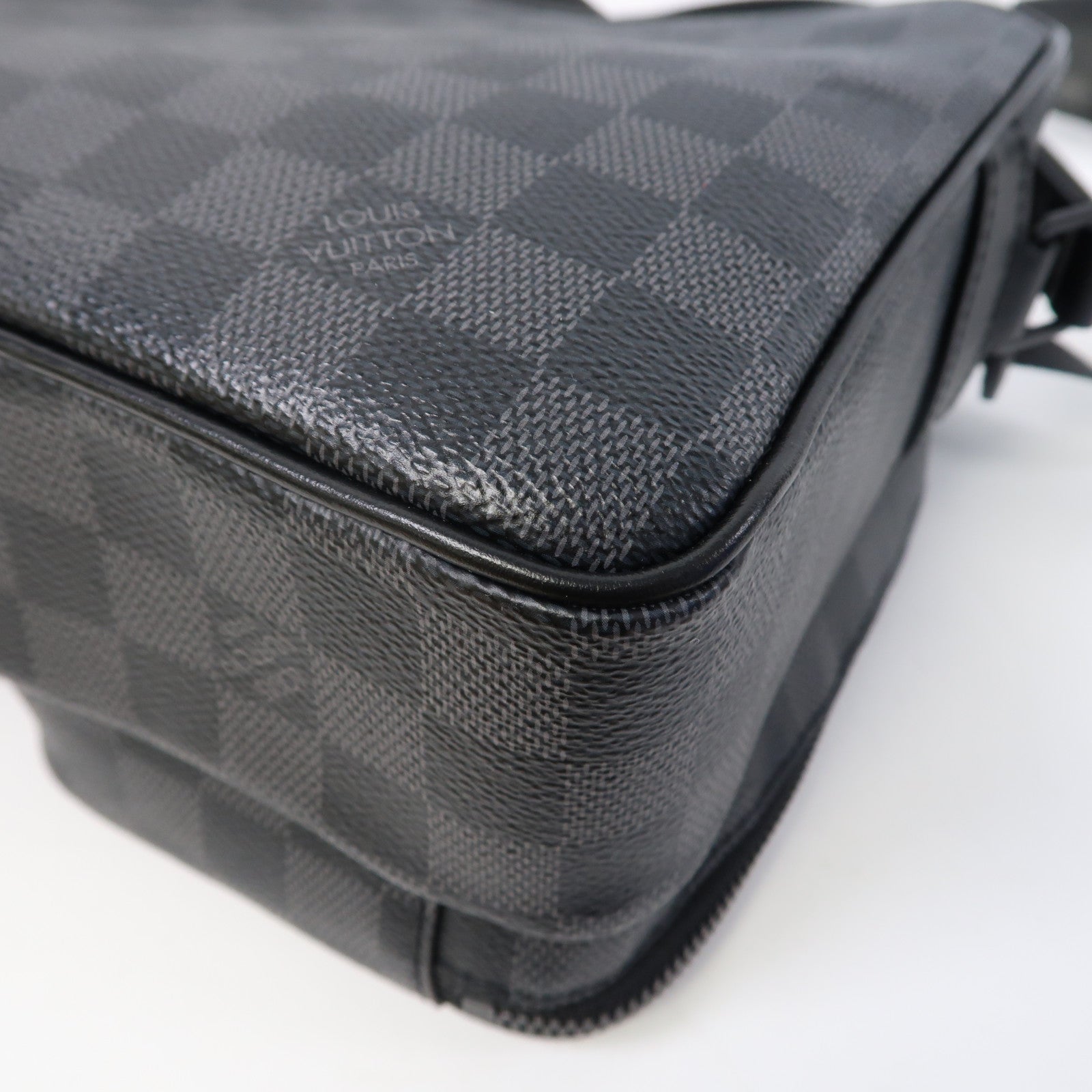 LOUIS VUITTON Damier Graphite Utility Messenger肩背袋黑色