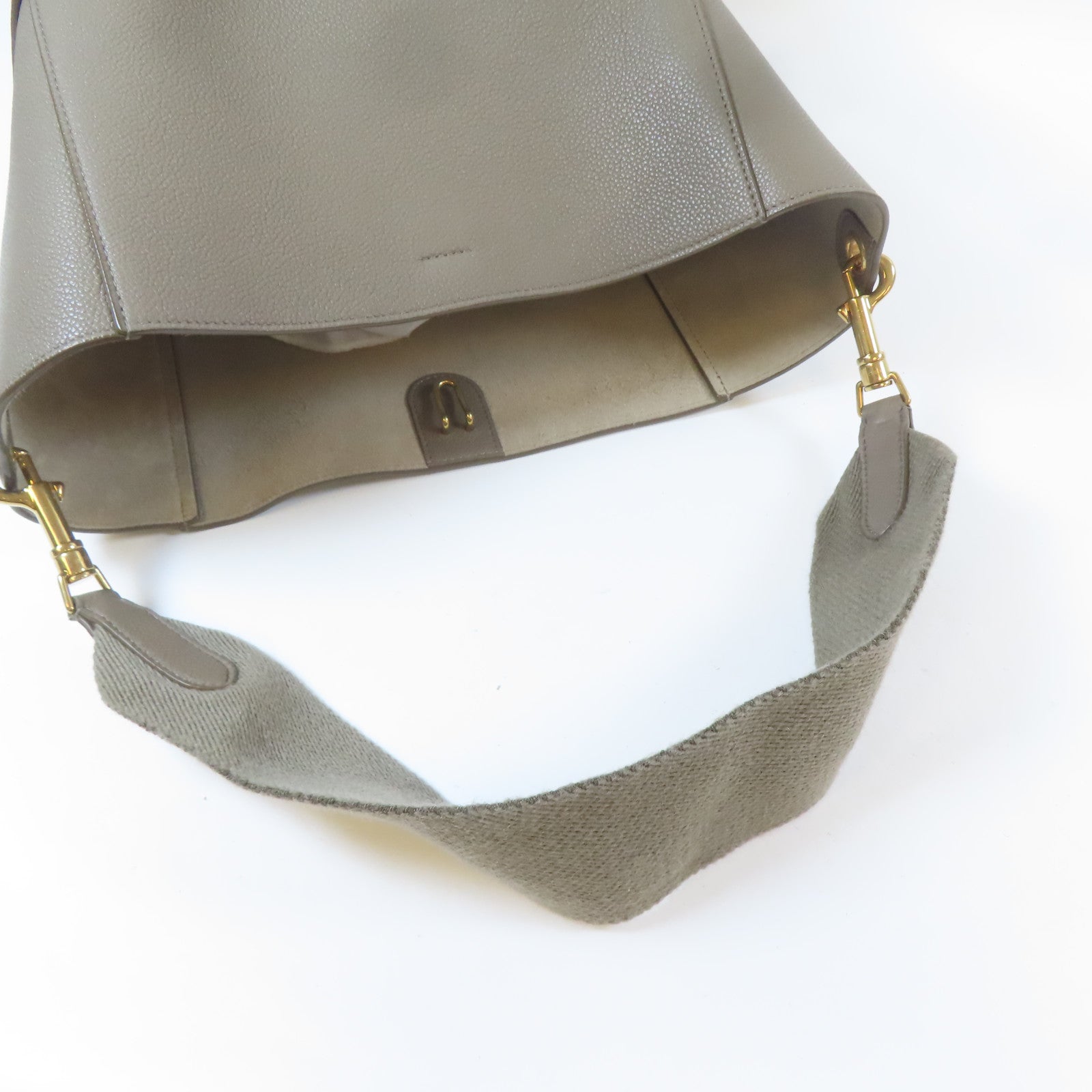 CELINE 牛皮皮革Sangle Bucket金扣肩背袋灰色