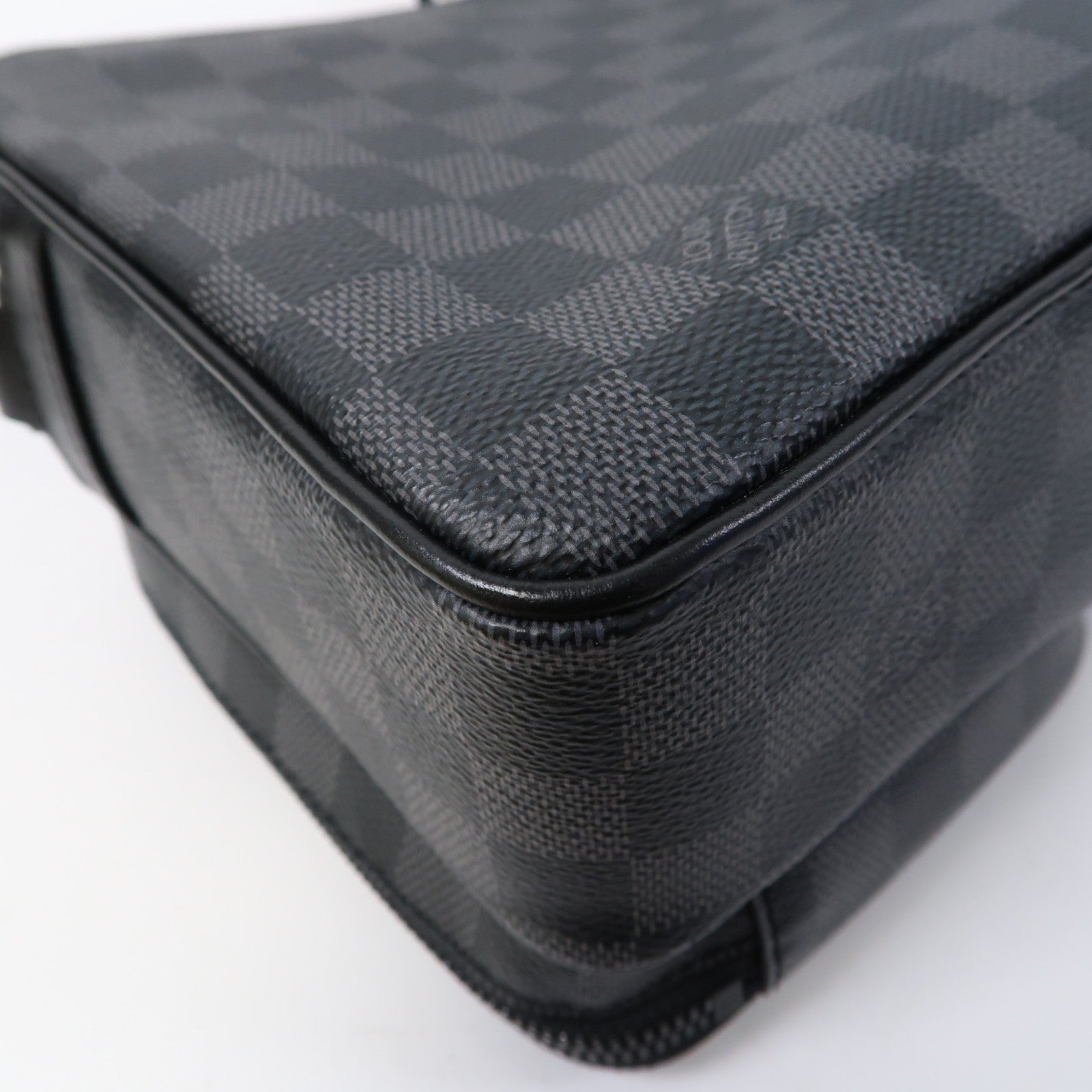 LOUIS VUITTON Damier Graphite Utility Messenger肩背袋黑色
