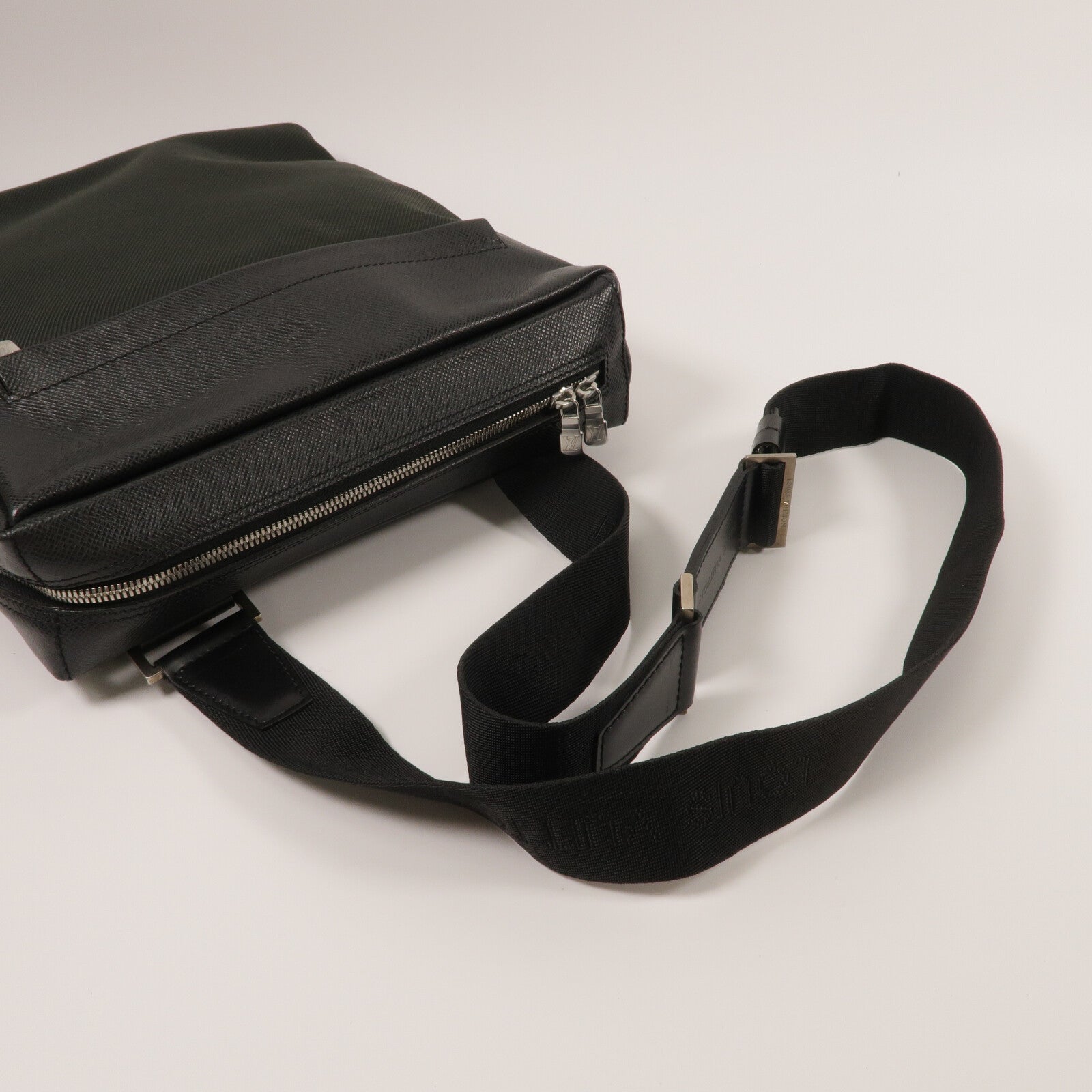 LOUIS VUITTON Taiga Sayan Messenger Bag肩背袋