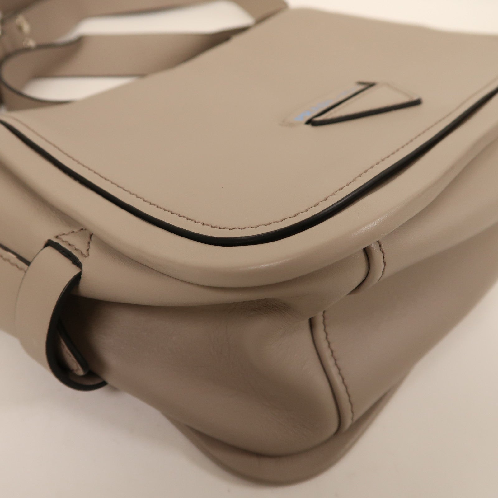 PRADA 牛皮皮革Etiquette Bag銀扣肩背袋