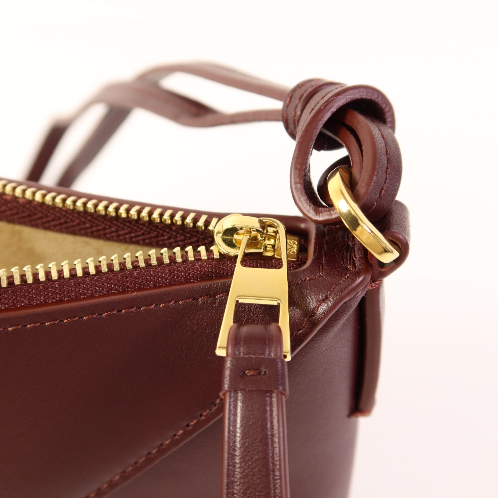 LOEWE 牛皮皮革Puzzle Fold Pouch金扣肩背袋