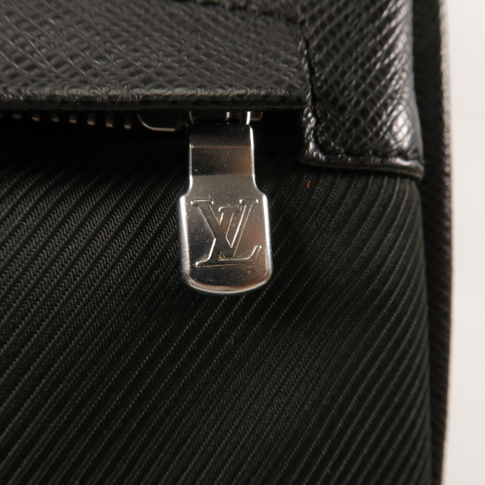 LOUIS VUITTON Taiga Sayan Messenger Bag肩背袋