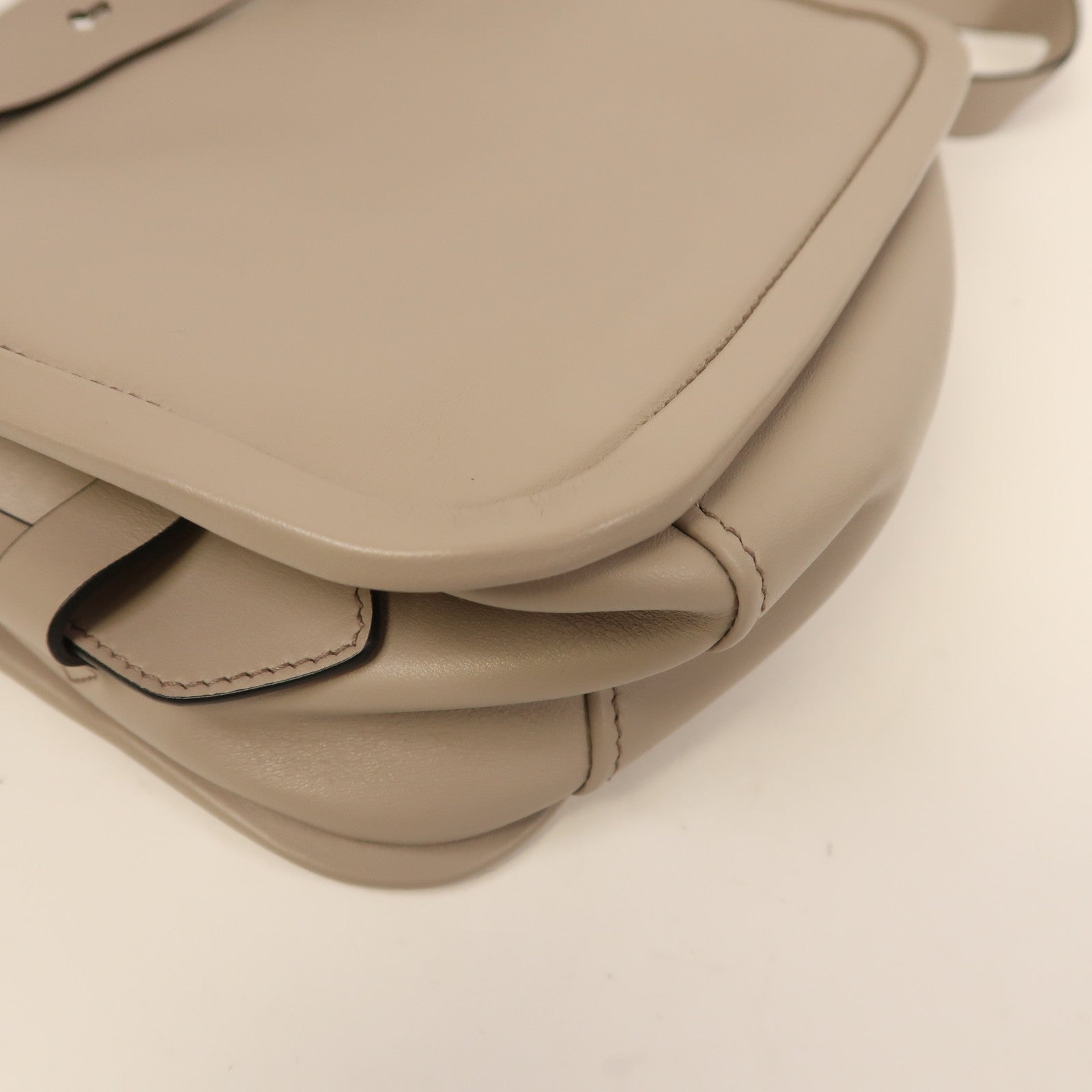 PRADA 牛皮皮革Etiquette Bag銀扣肩背袋