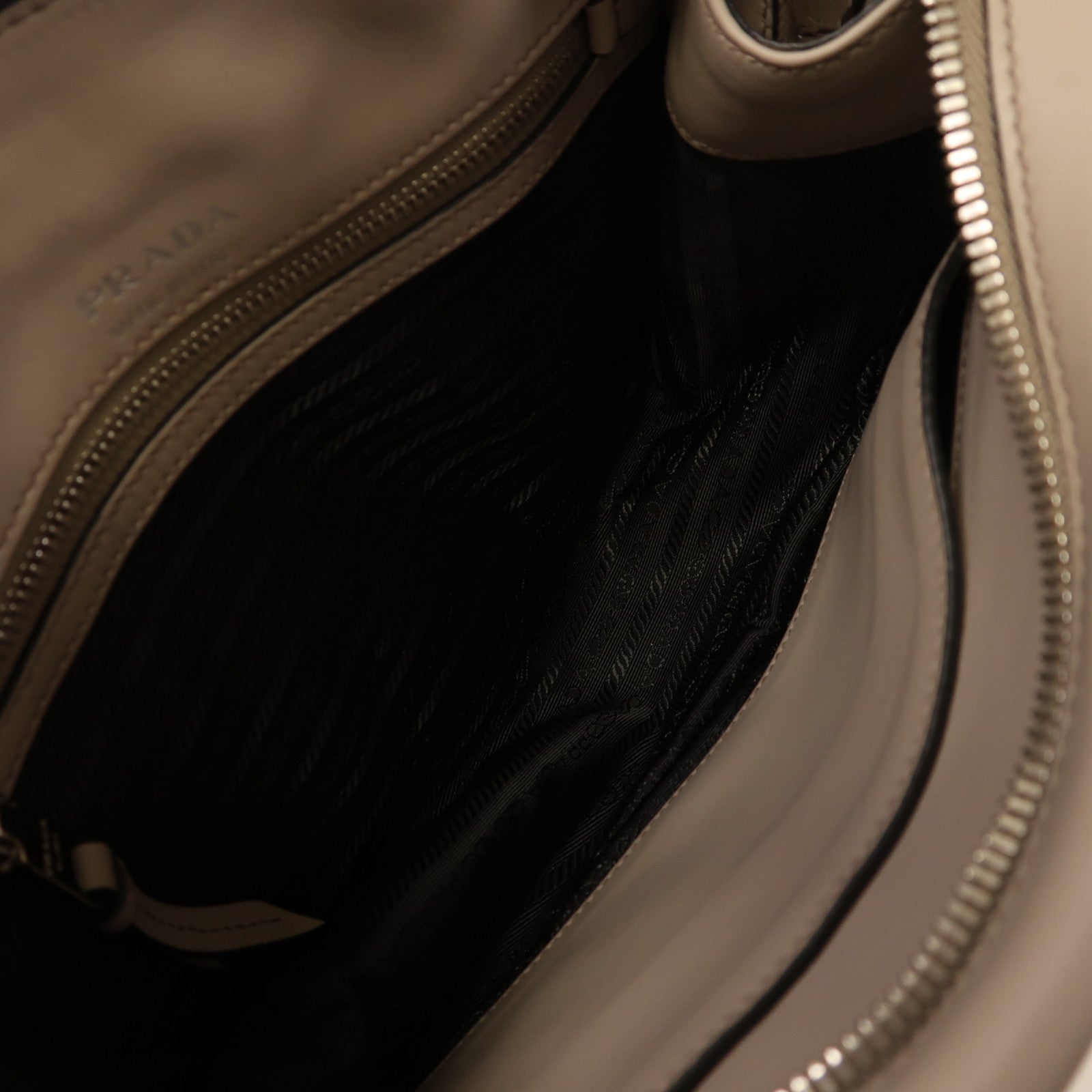 PRADA 牛皮皮革Etiquette Bag銀扣肩背袋