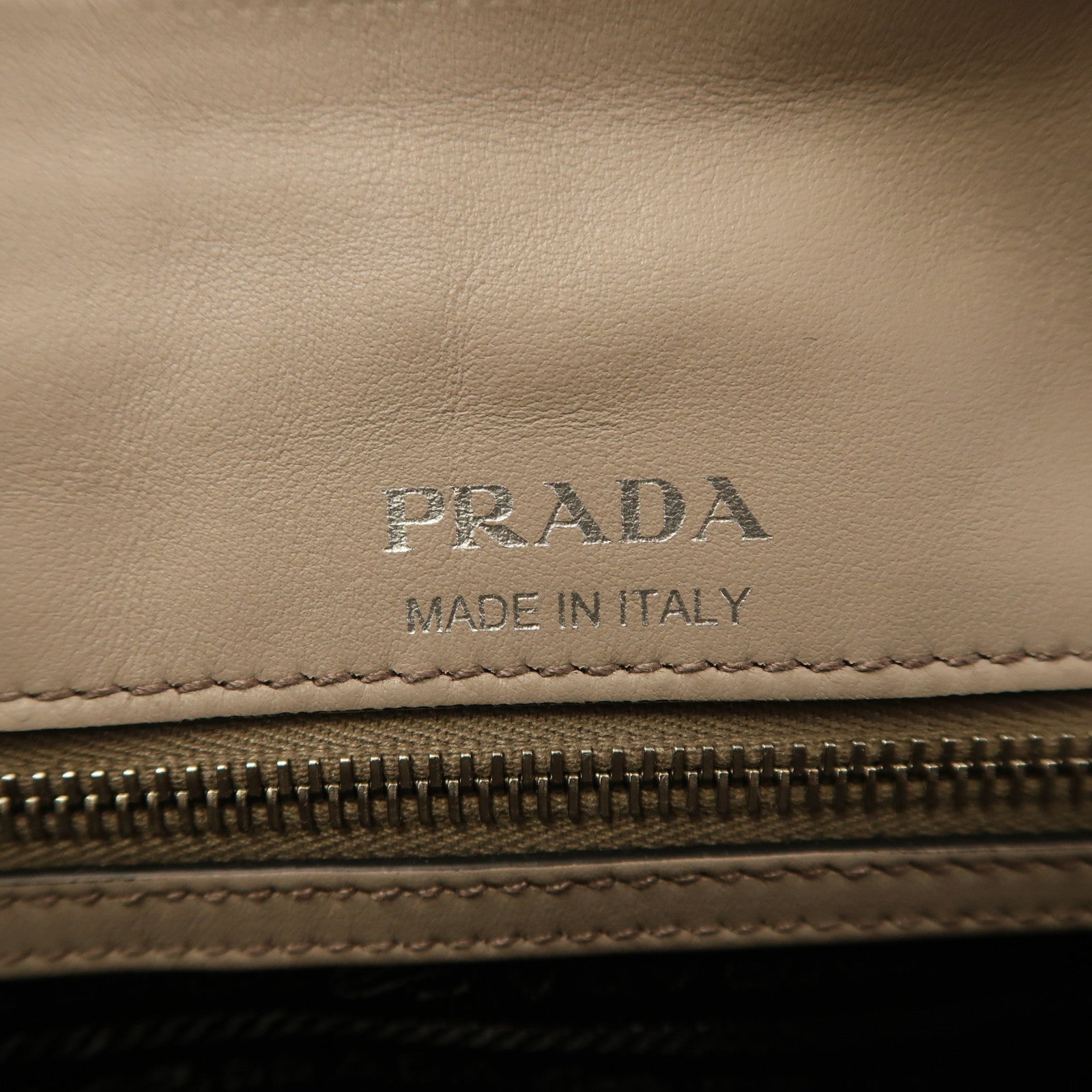 PRADA 牛皮皮革Etiquette Bag銀扣肩背袋