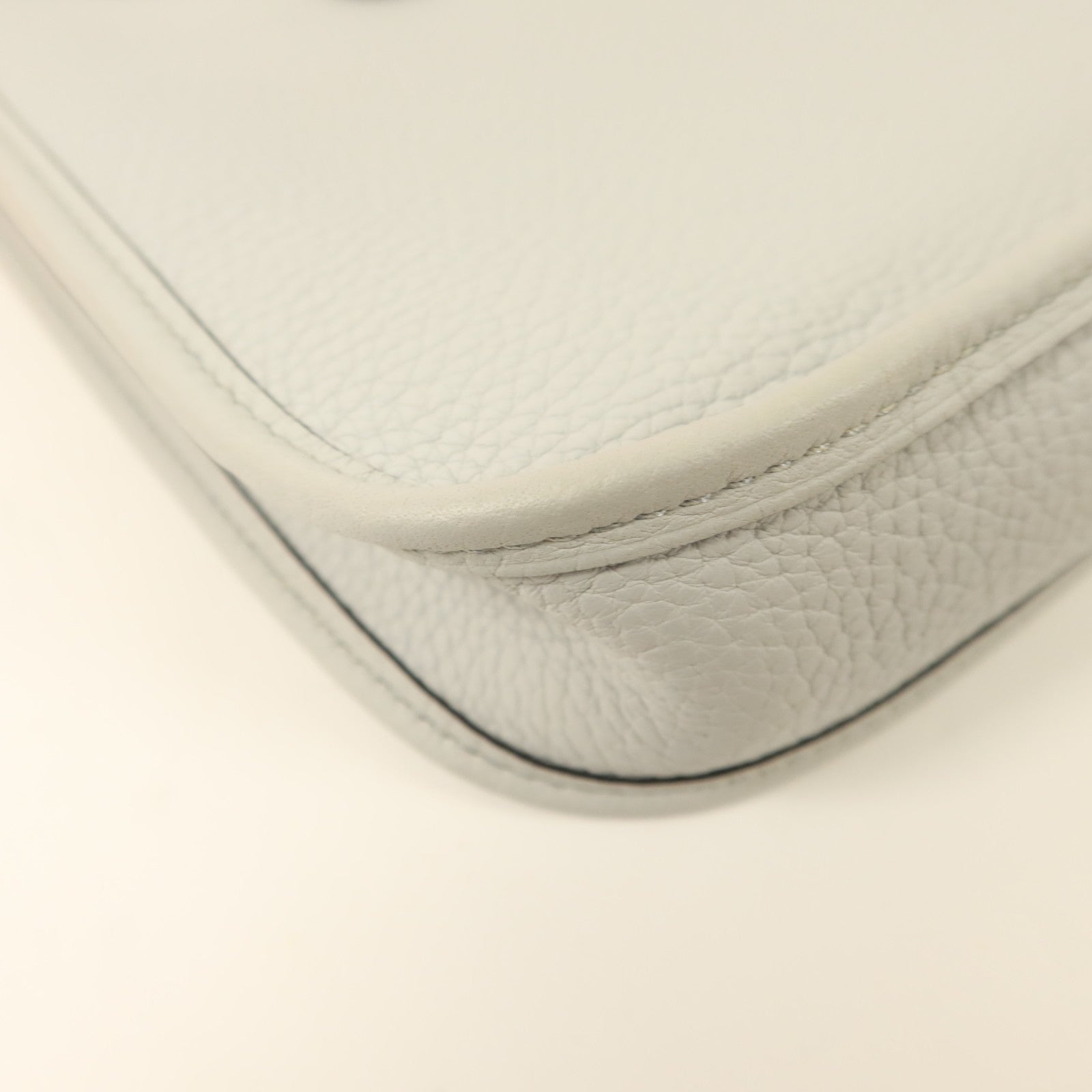 HERMES Clemence皮革Evelyne TPM銀扣肩背袋Gris Perle