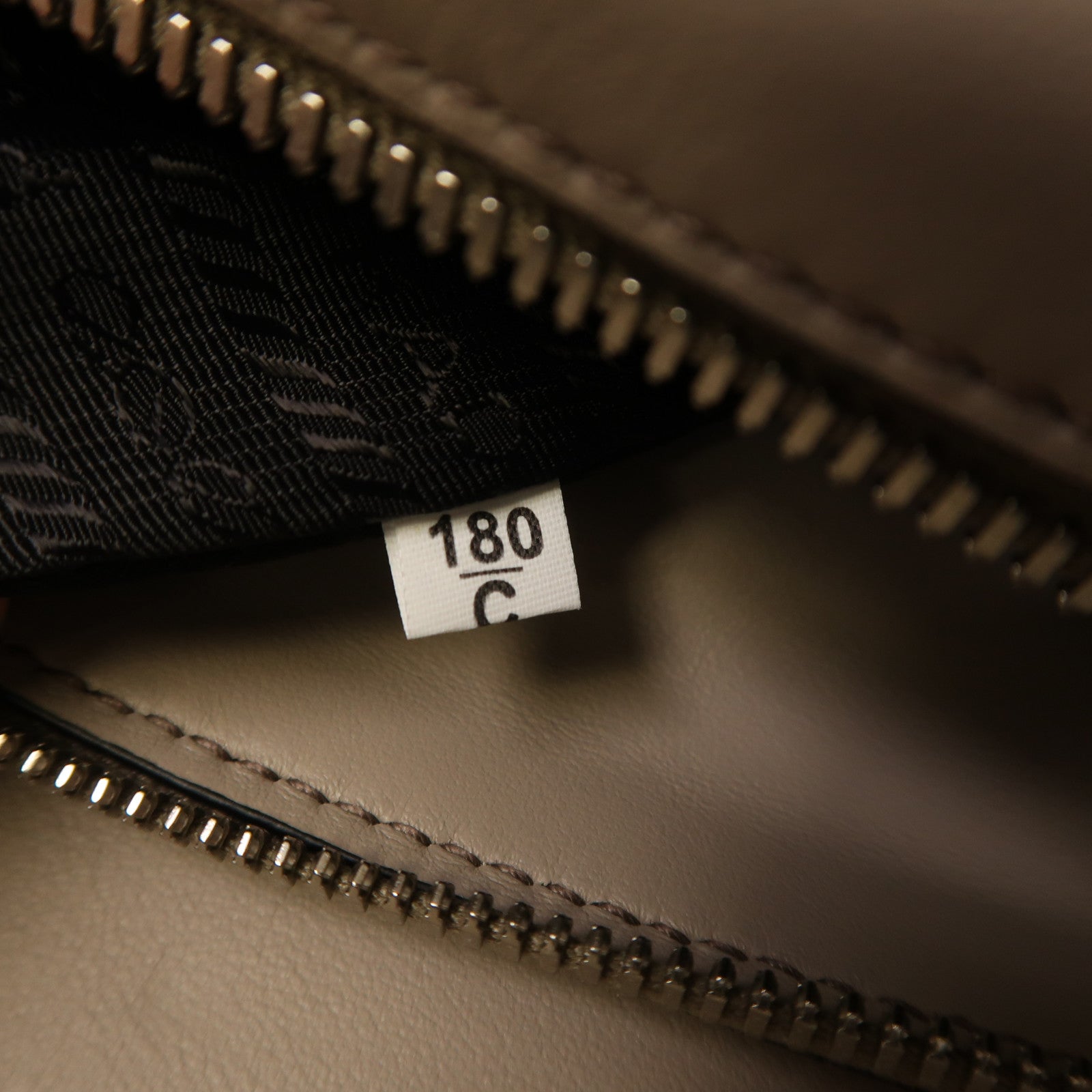 PRADA 牛皮皮革Etiquette Bag銀扣肩背袋