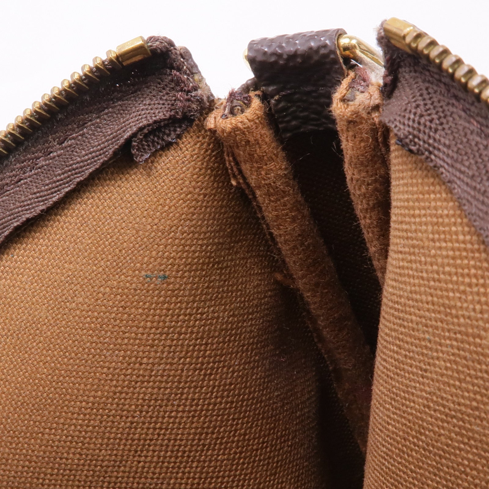 LOUIS VUITTON Monogram Pochette Accessoires金扣手挽袋棕色