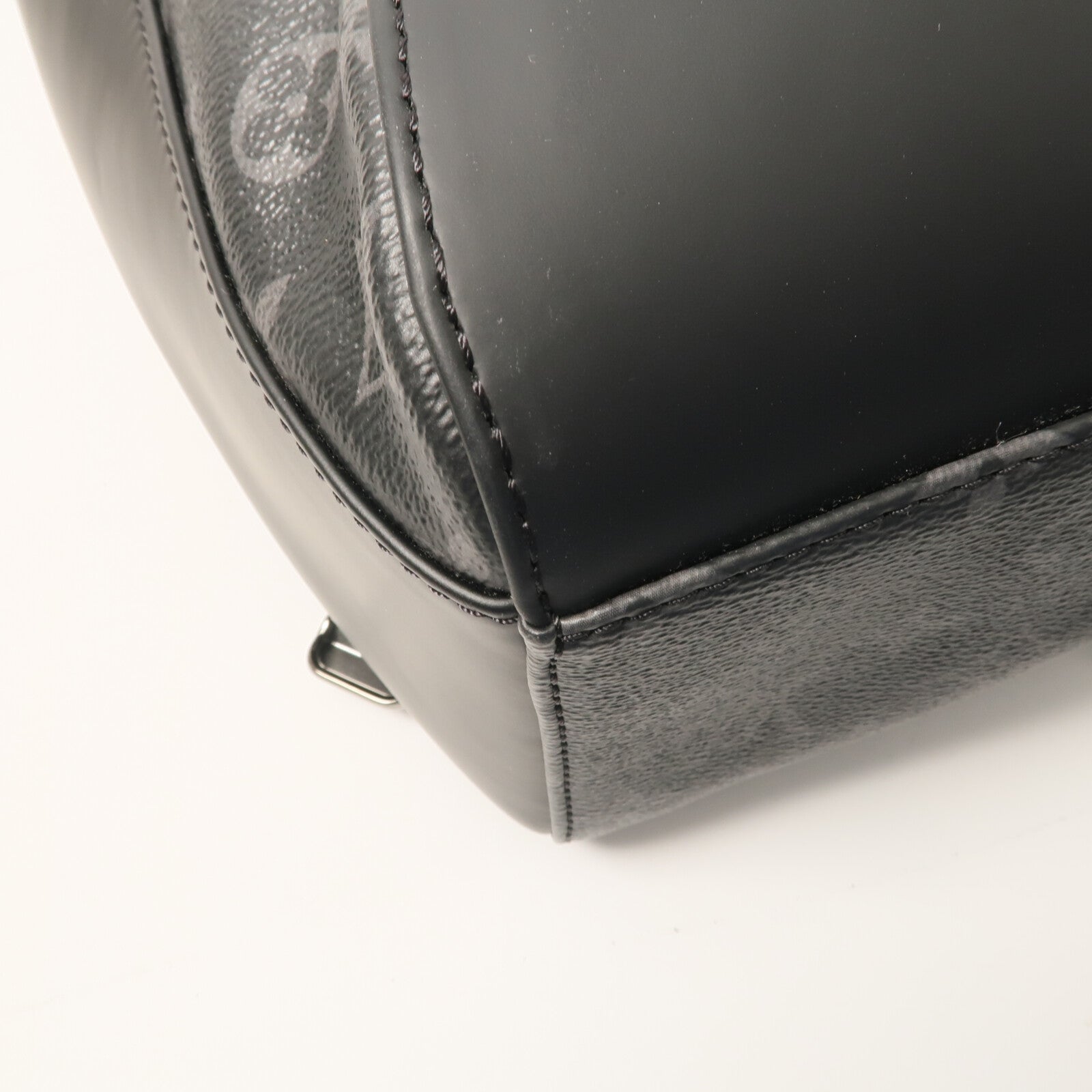 LOUIS VUITTON Monogram Eclipse Maxi Noe Sling背包