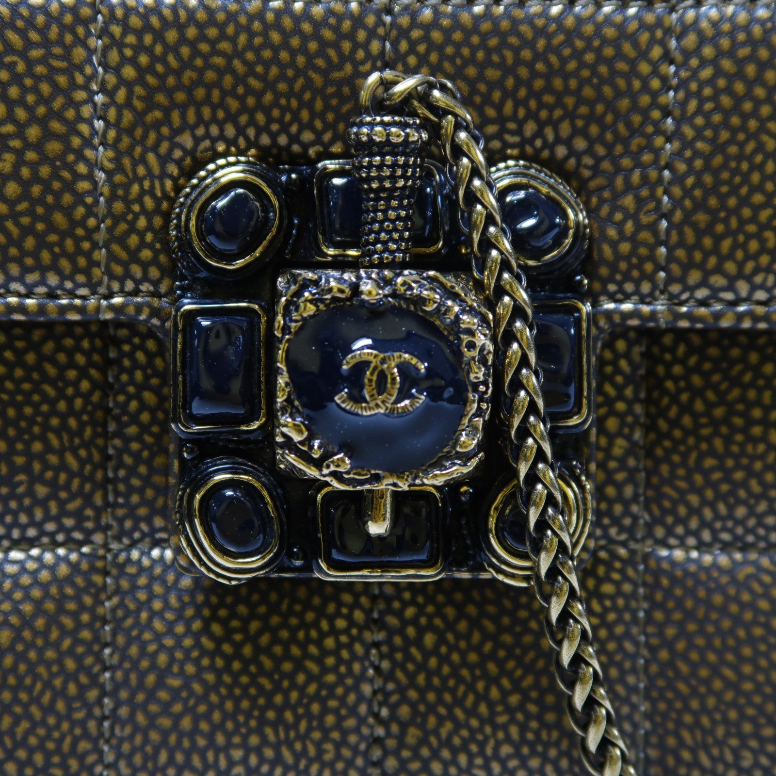 CHANEL 皮革Square Quited Paris Byzance金扣鏈帶肩背袋