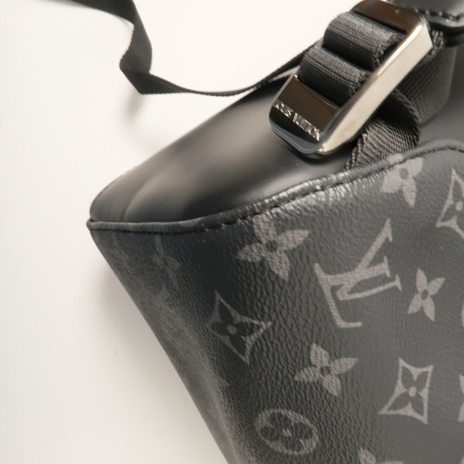 LOUIS VUITTON Monogram Eclipse Maxi Noe Sling背包