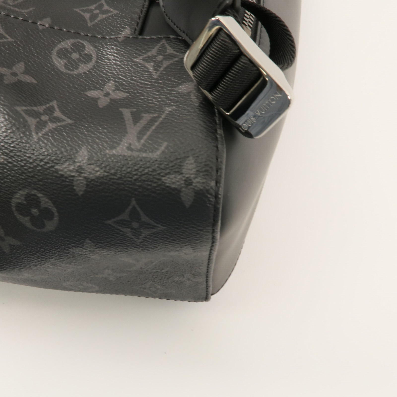 LOUIS VUITTON Monogram Eclipse Maxi Noe Sling背包