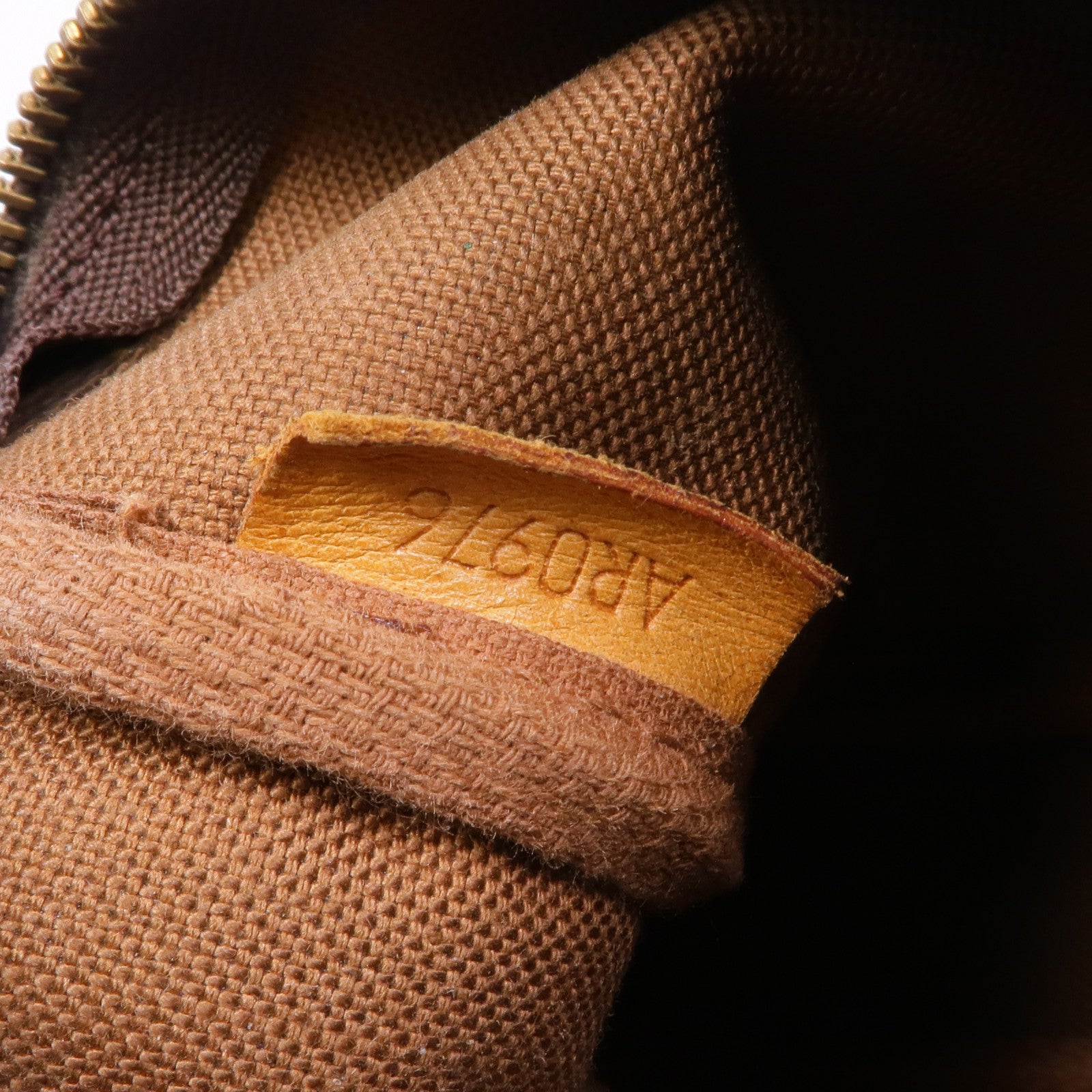 LOUIS VUITTON Monogram Pochette Accessoires金扣手挽袋棕色