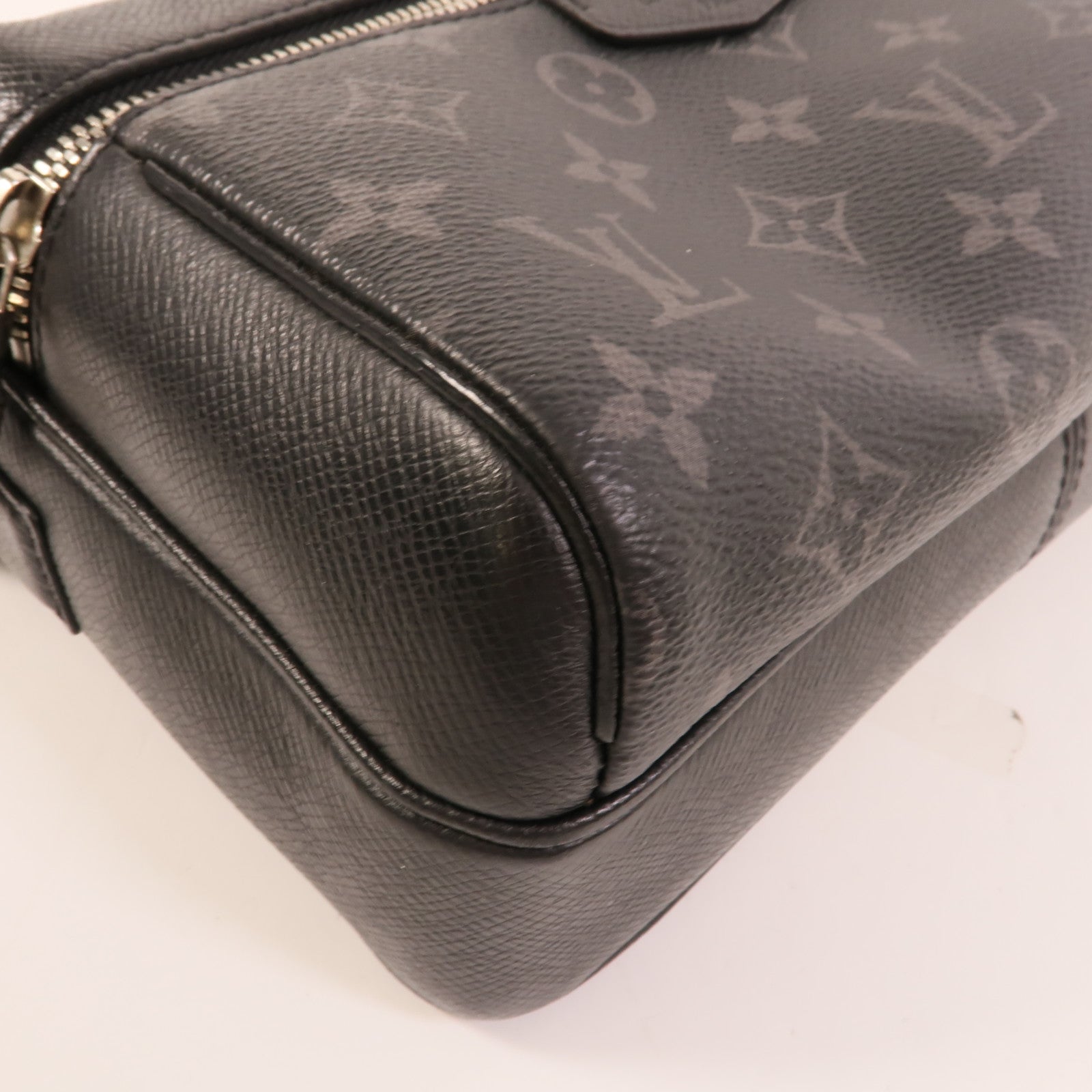 LOUIS VUITTON Monogram Eclipse/Taiga Outdoor Messenger銀扣肩背袋