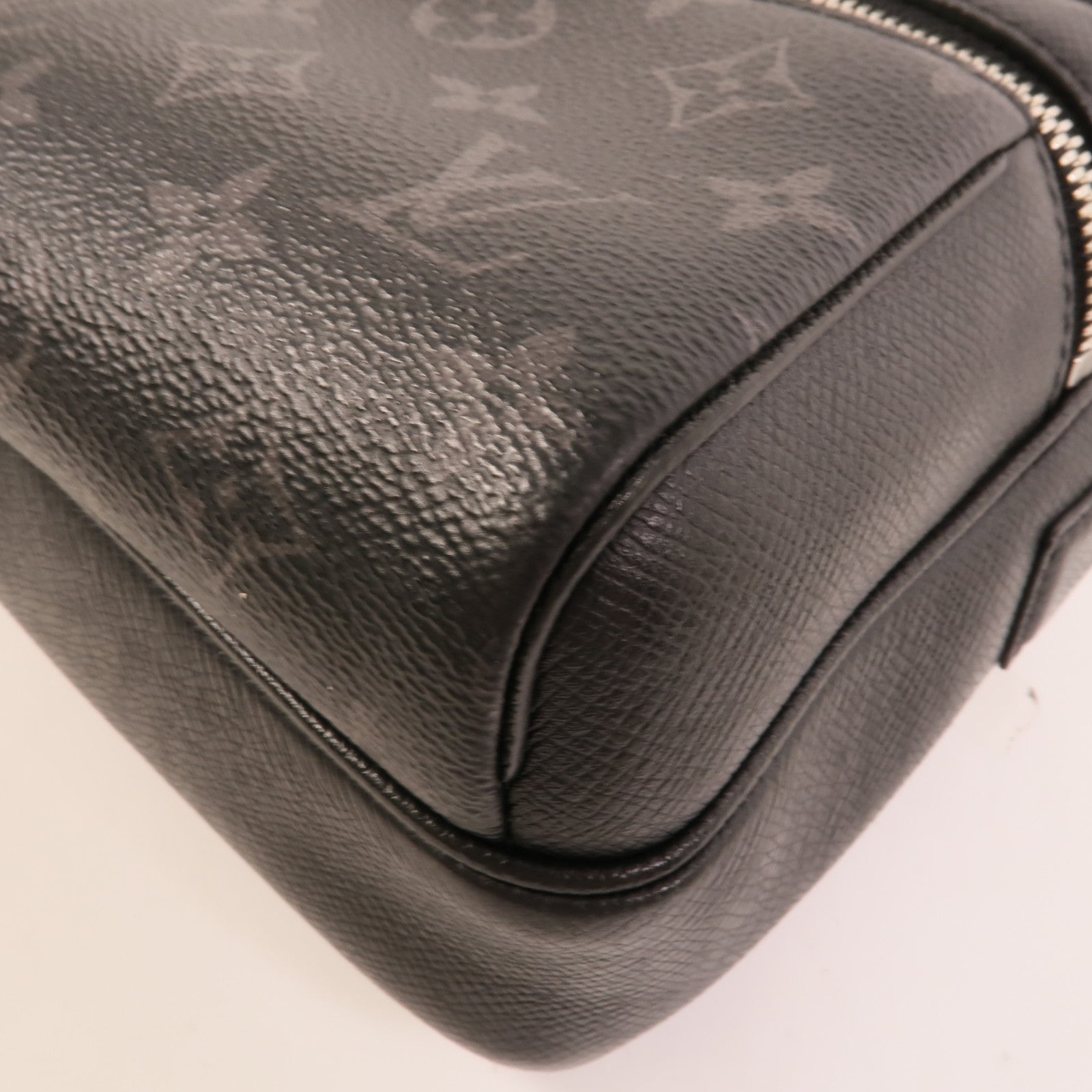 LOUIS VUITTON Monogram Eclipse/Taiga Outdoor Messenger銀扣肩背袋