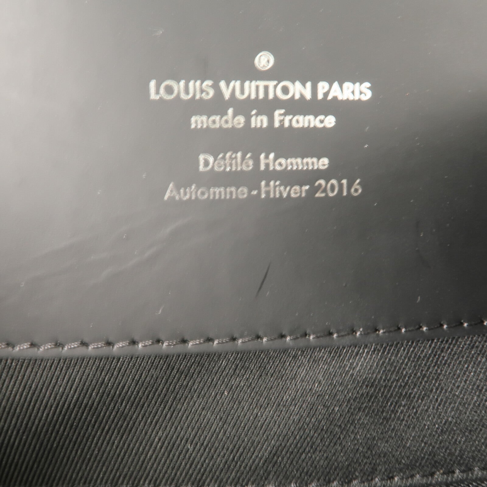 LOUIS VUITTON Monogram Eclipse Maxi Noe Sling背包