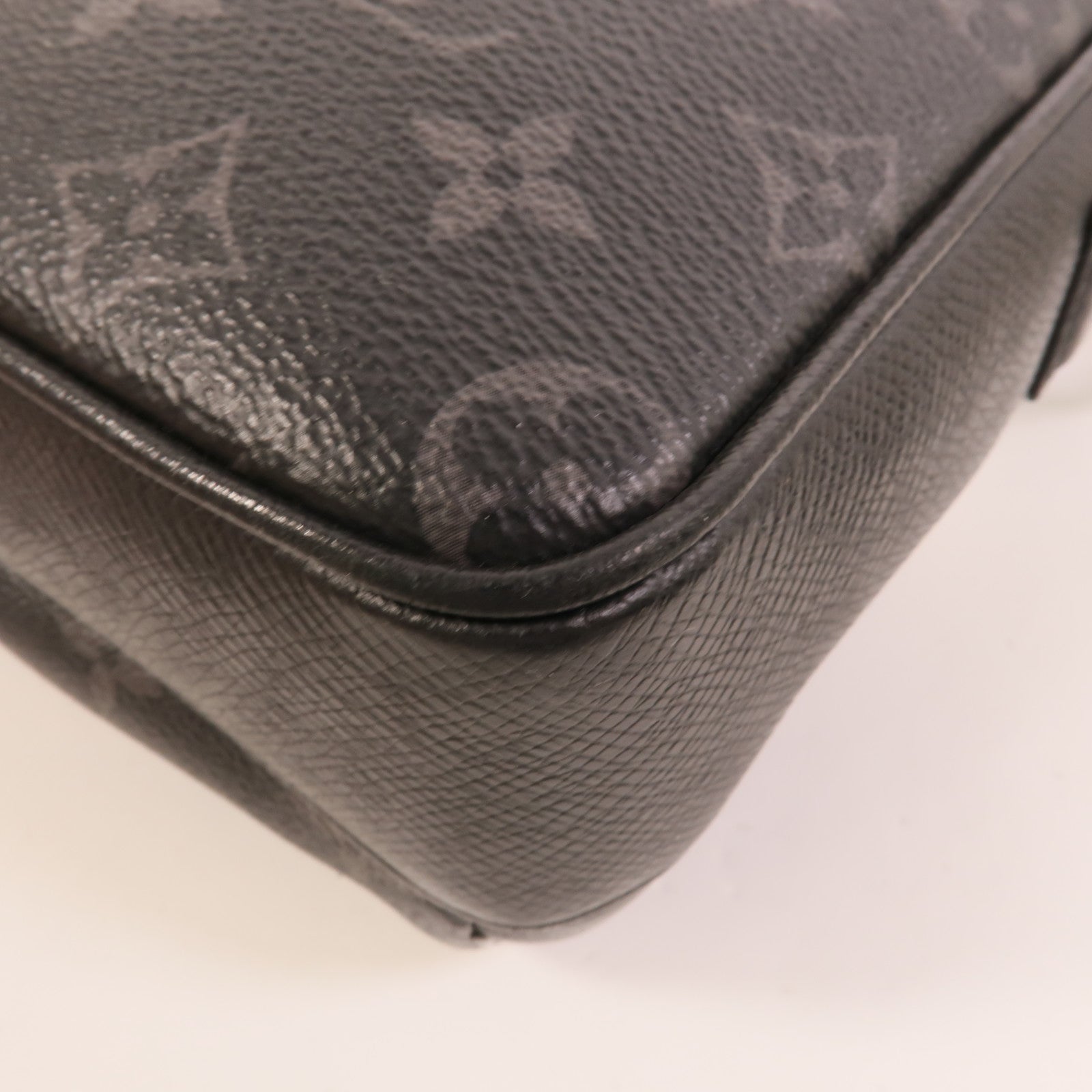 LOUIS VUITTON Monogram Eclipse/Taiga Outdoor Messenger銀扣肩背袋