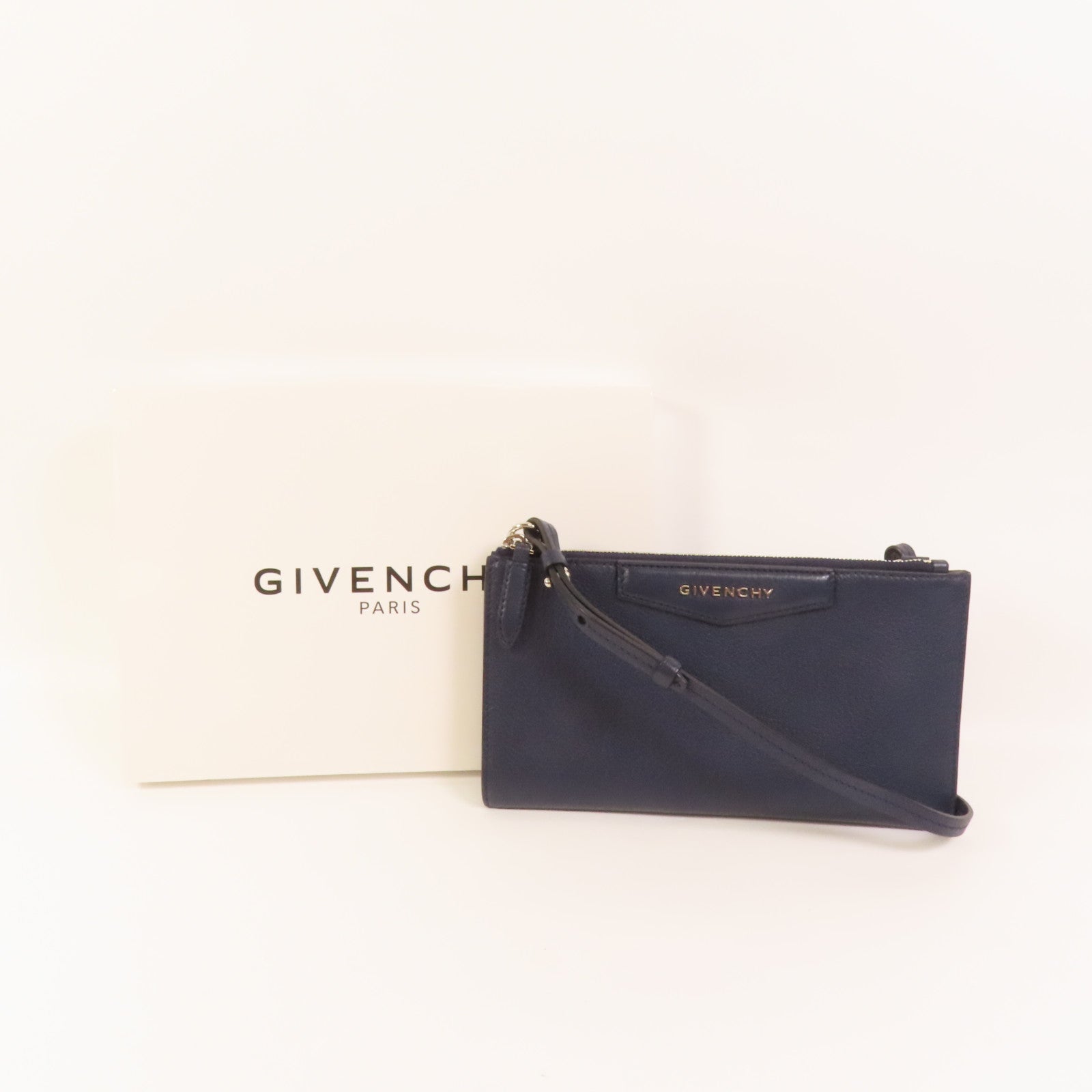 GIVENCHY 牛皮皮革Clutch Bag銀扣肩背袋