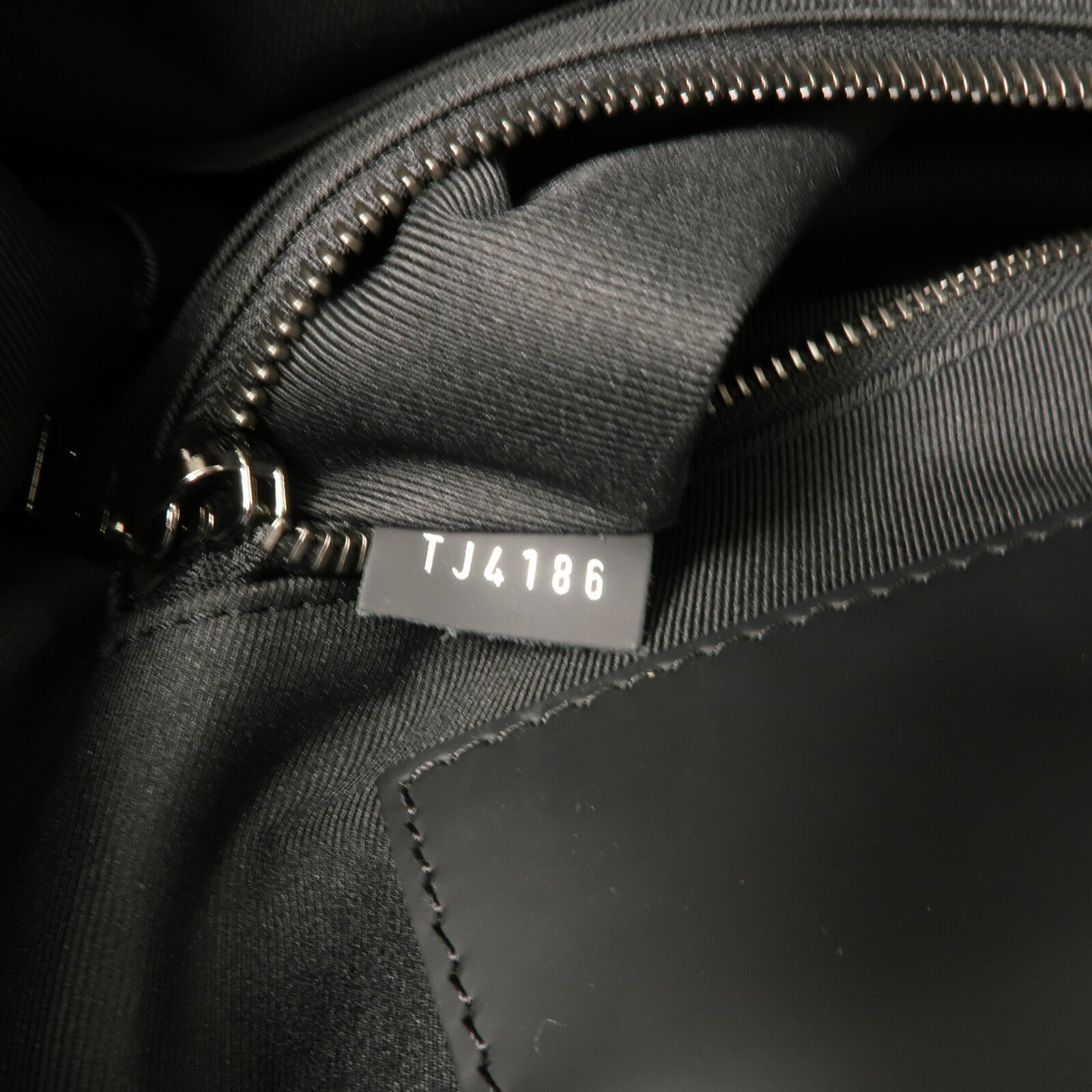 LOUIS VUITTON Monogram Eclipse Maxi Noe Sling背包