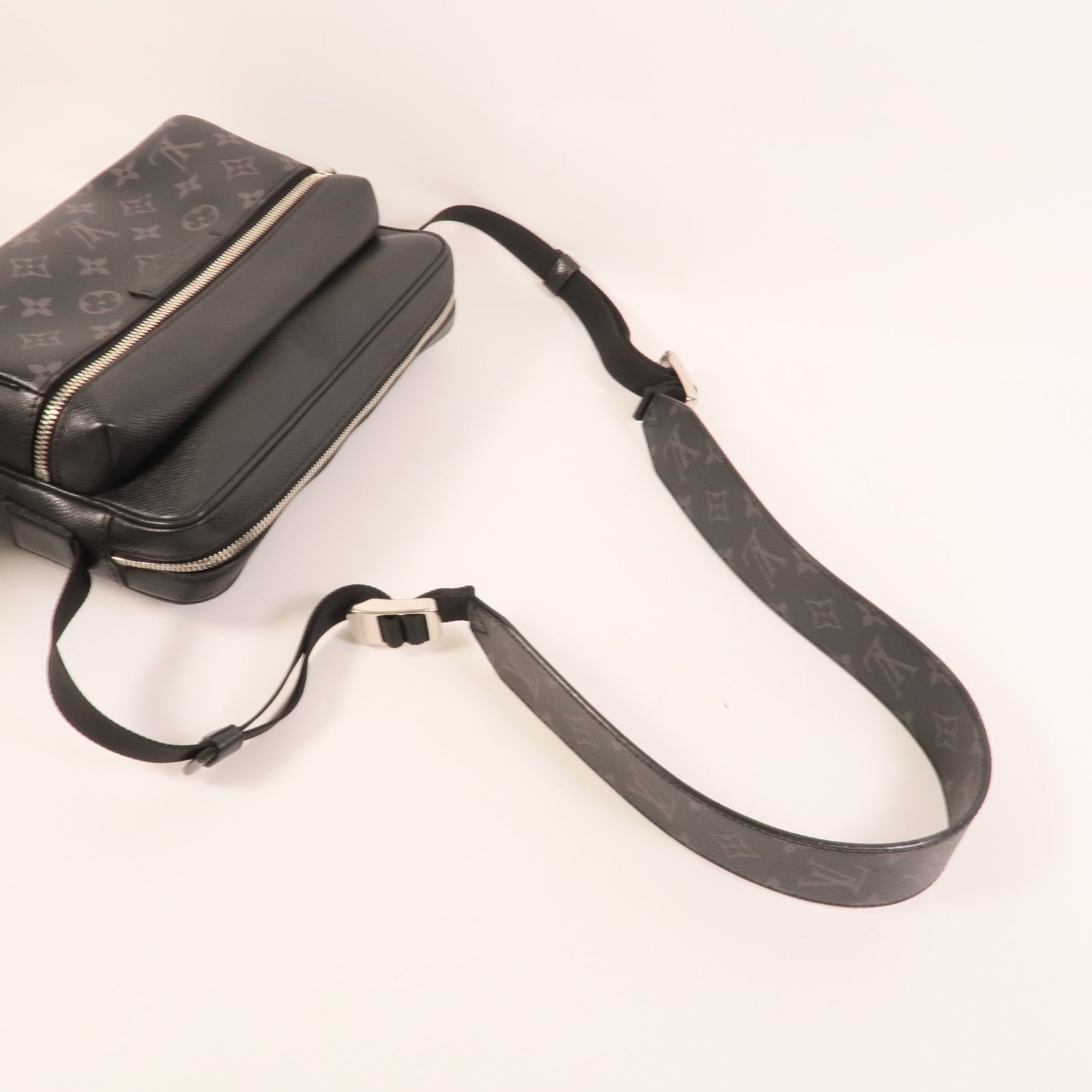 LOUIS VUITTON Monogram Eclipse/Taiga Outdoor Messenger銀扣肩背袋