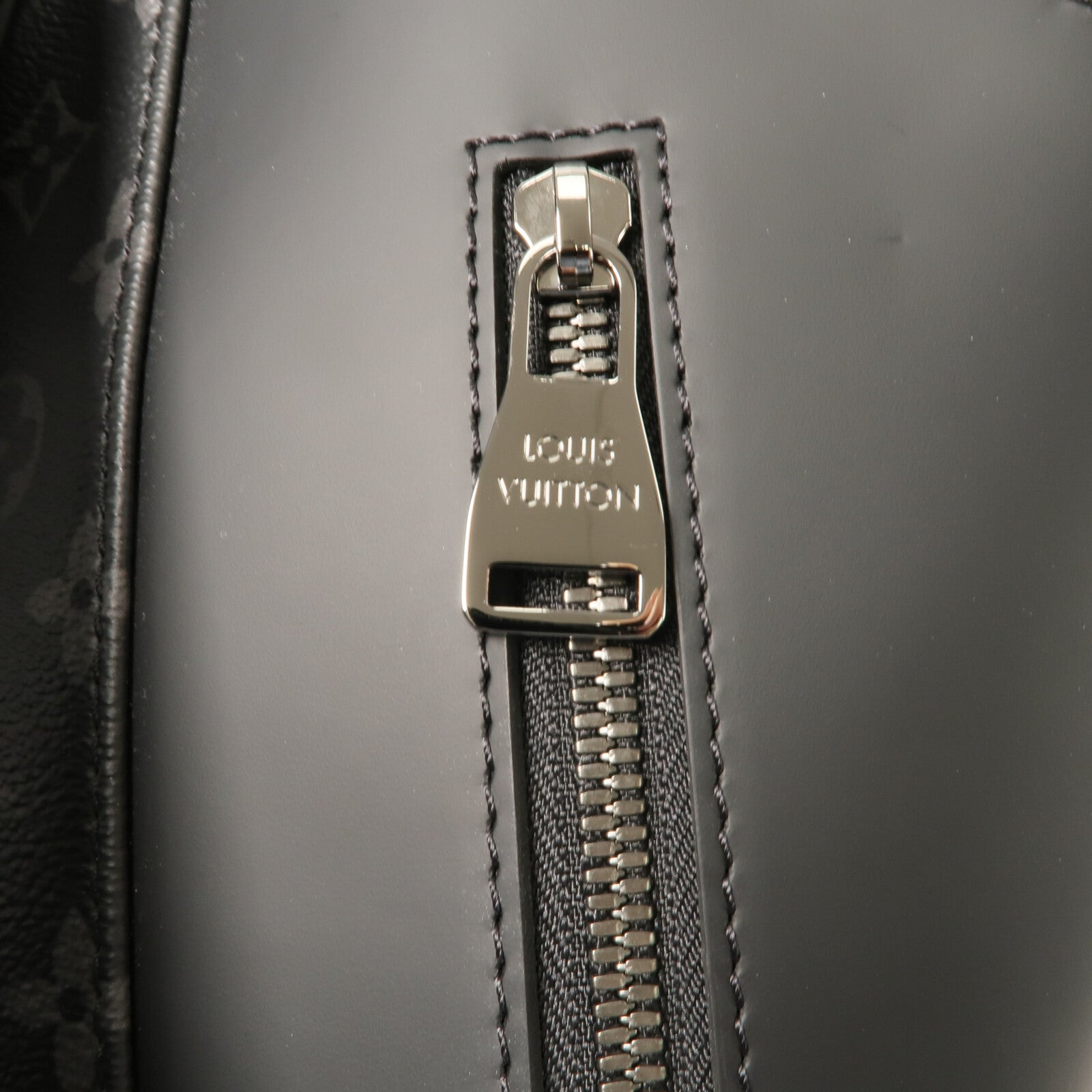 LOUIS VUITTON Monogram Eclipse Maxi Noe Sling背包