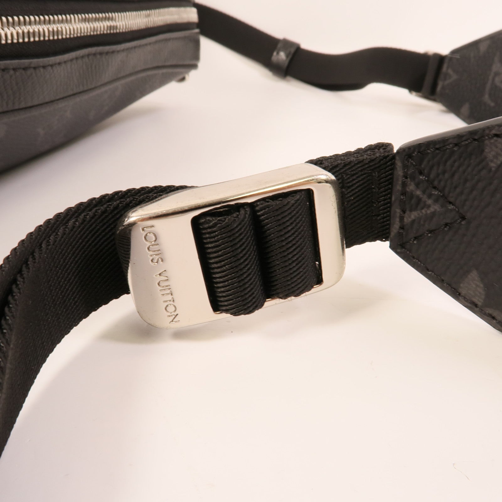 LOUIS VUITTON Monogram Eclipse/Taiga Outdoor Messenger銀扣肩背袋