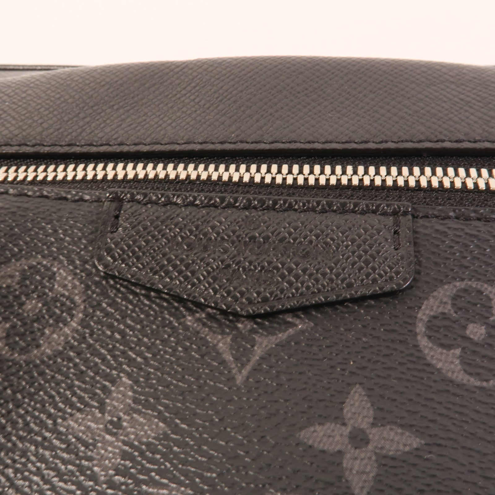 LOUIS VUITTON Monogram Eclipse/Taiga Outdoor Messenger銀扣肩背袋