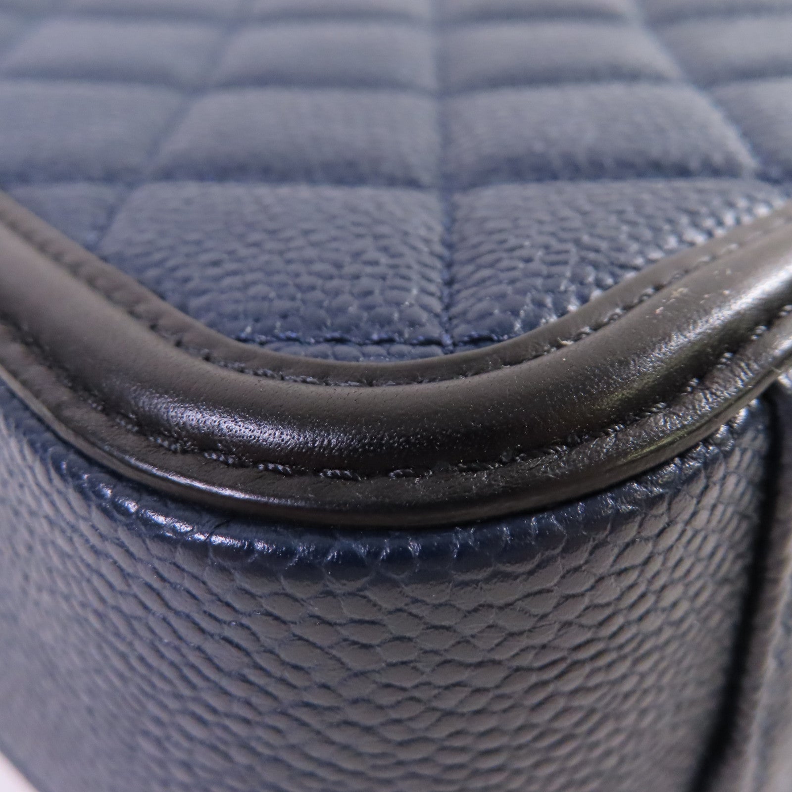 CHANEL 菱格Caviar皮革Vanity Case Chain Shoulder Bag金扣鏈帶手挽肩背兩用袋寶藍色/黑色