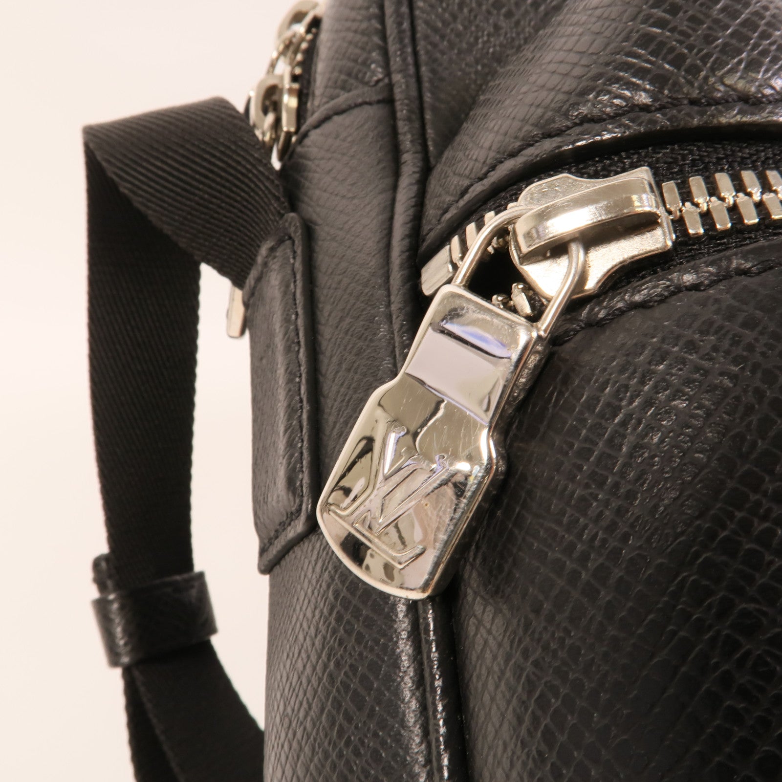 LOUIS VUITTON Monogram Eclipse/Taiga Outdoor Messenger銀扣肩背袋