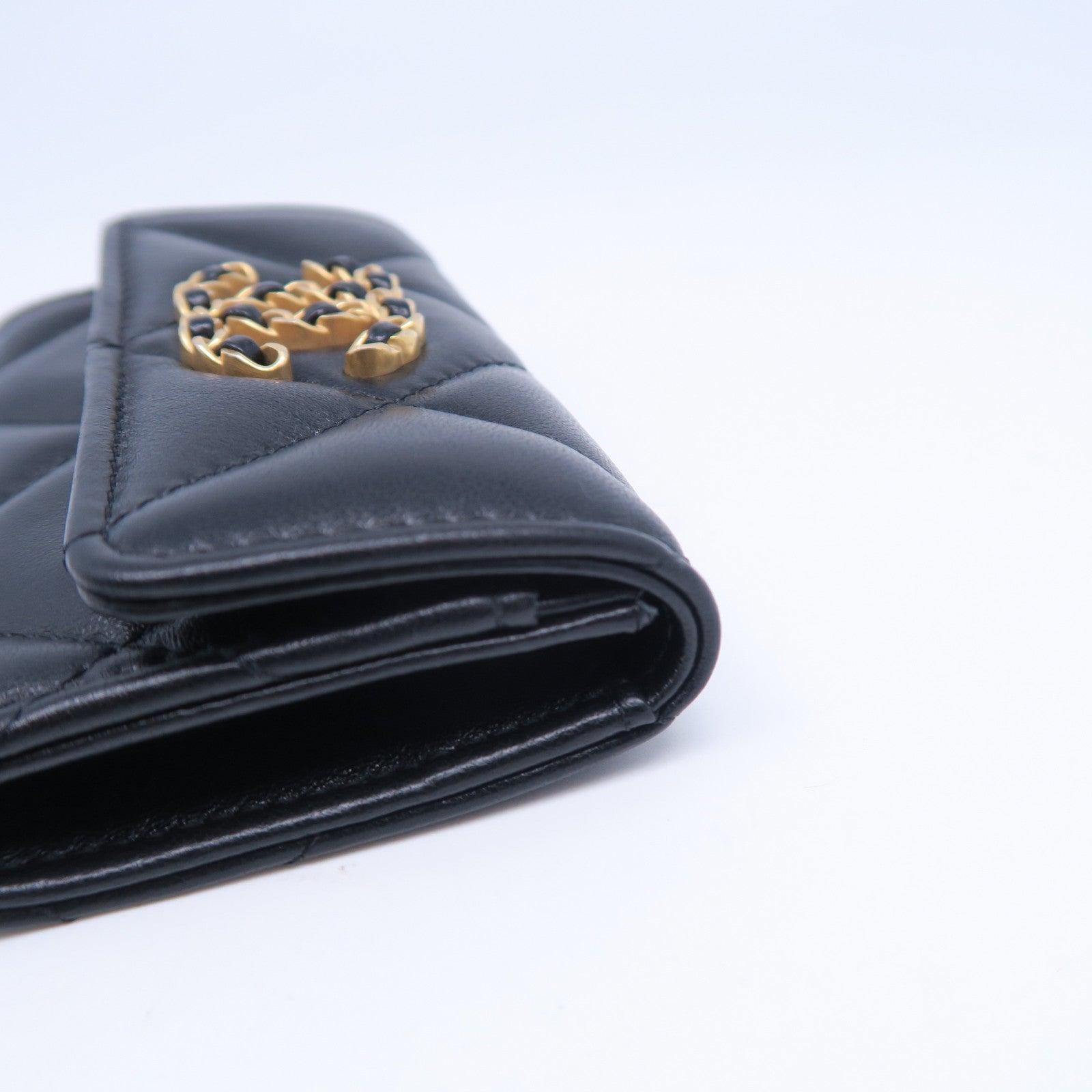 CHANEL 菱格羊皮皮革Chanel 19金扣卡片套黑色