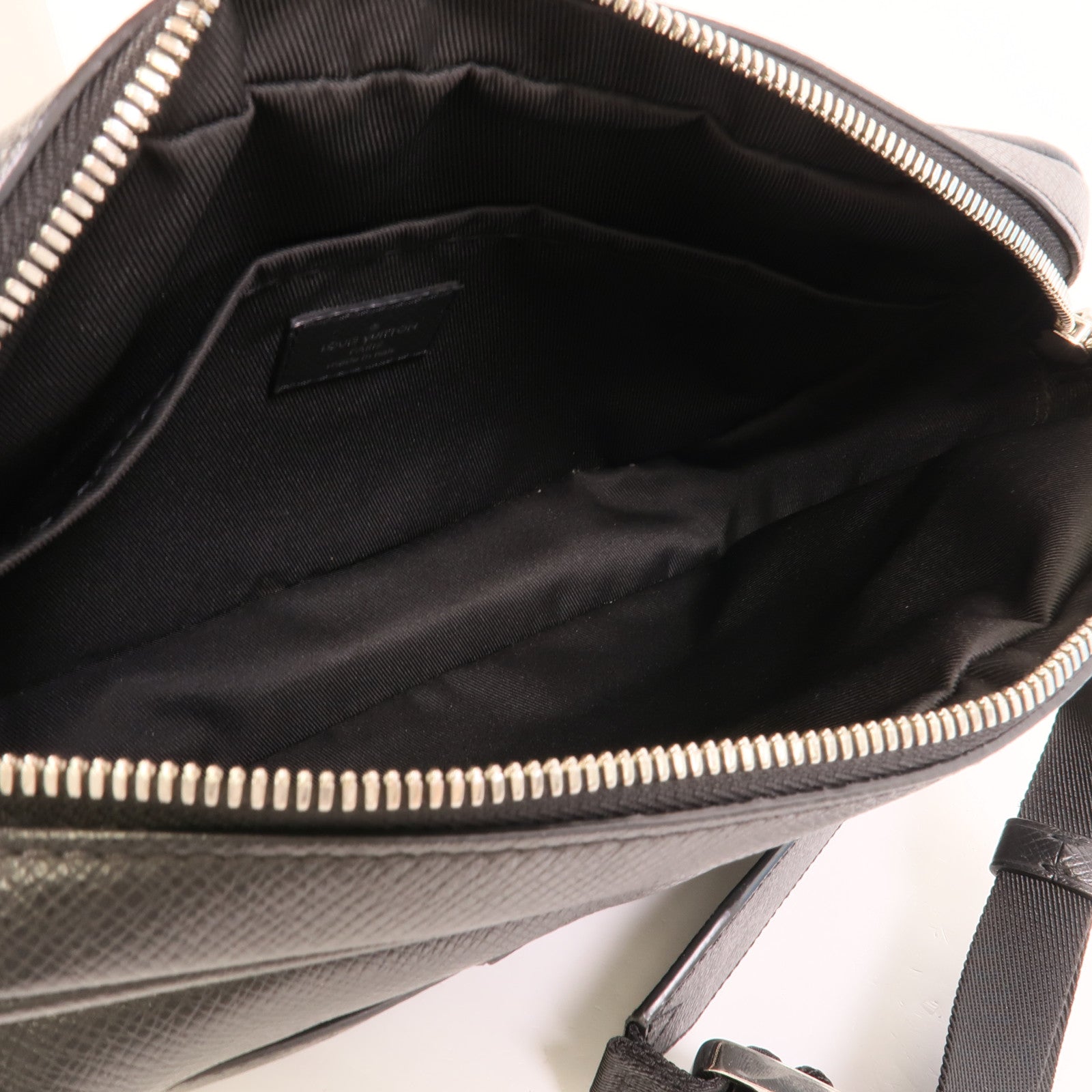 LOUIS VUITTON Monogram Eclipse/Taiga Outdoor Messenger銀扣肩背袋
