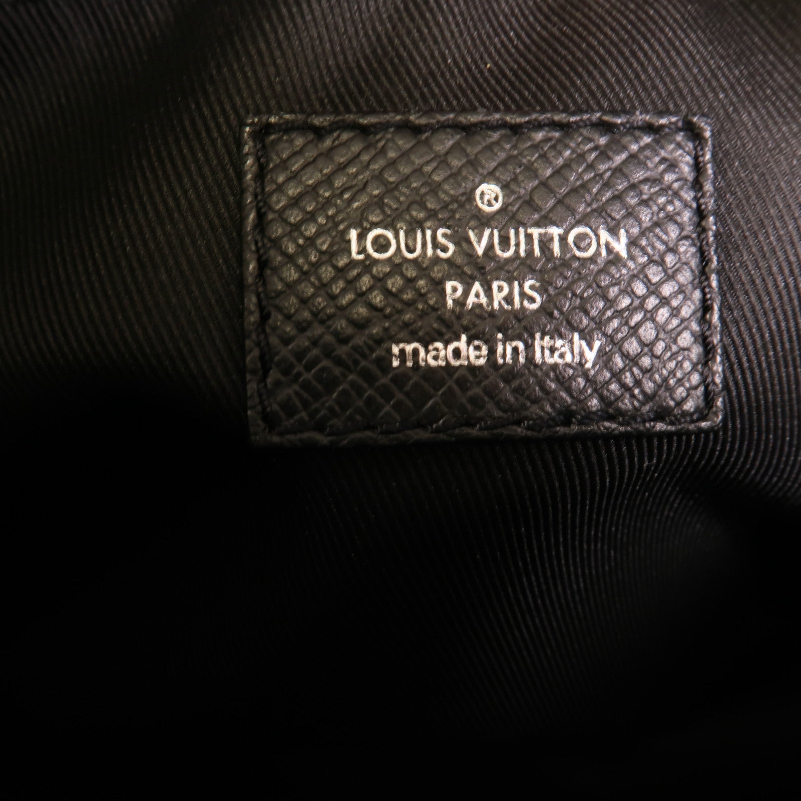 LOUIS VUITTON Monogram Eclipse/Taiga Outdoor Messenger銀扣肩背袋