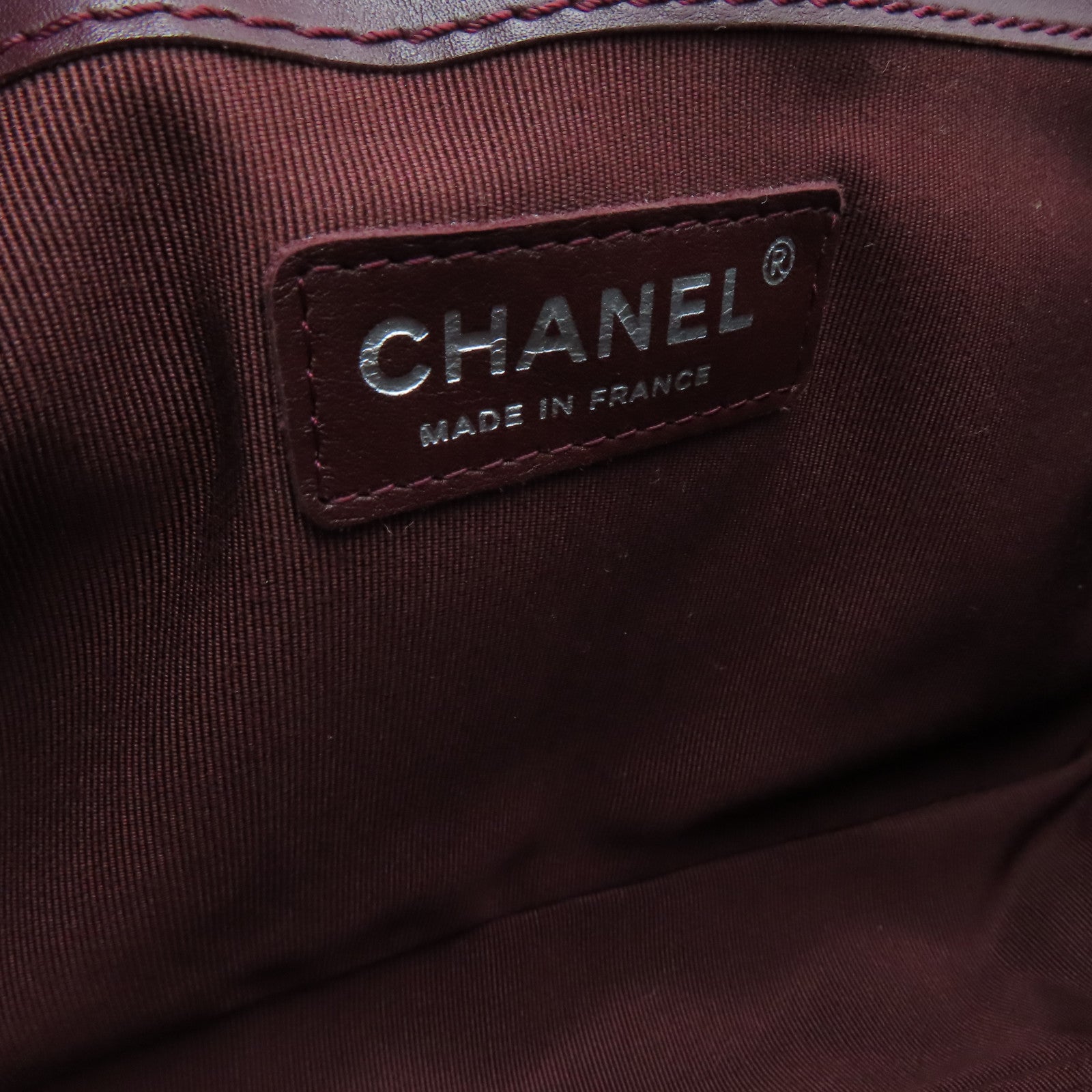 CHANEL 漆皮皮革Boy 28cm银扣肩背袋酒红色