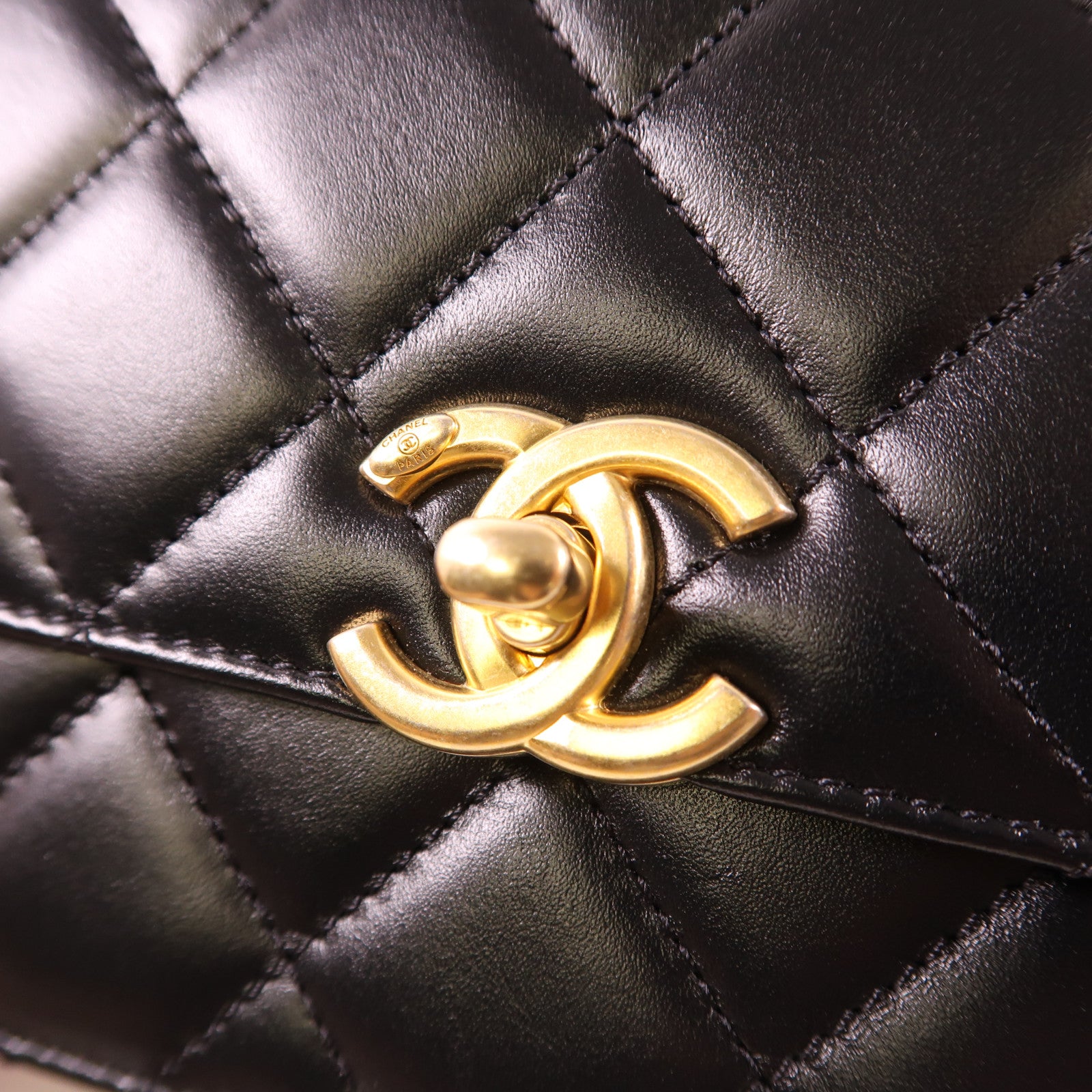 CHANEL 牛皮皮革Chain Shoulder金扣鏈帶肩背袋