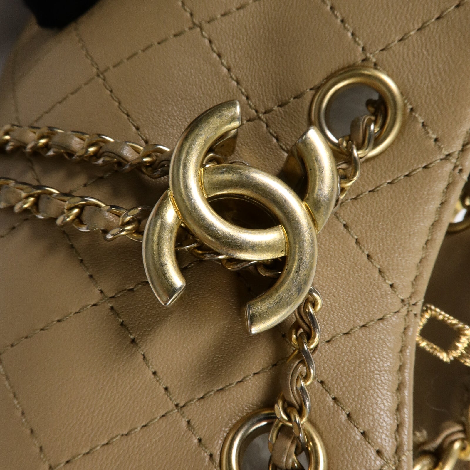 CHANEL 牛皮皮革Egyatian Amulet Bucket Bag鏈帶肩背袋