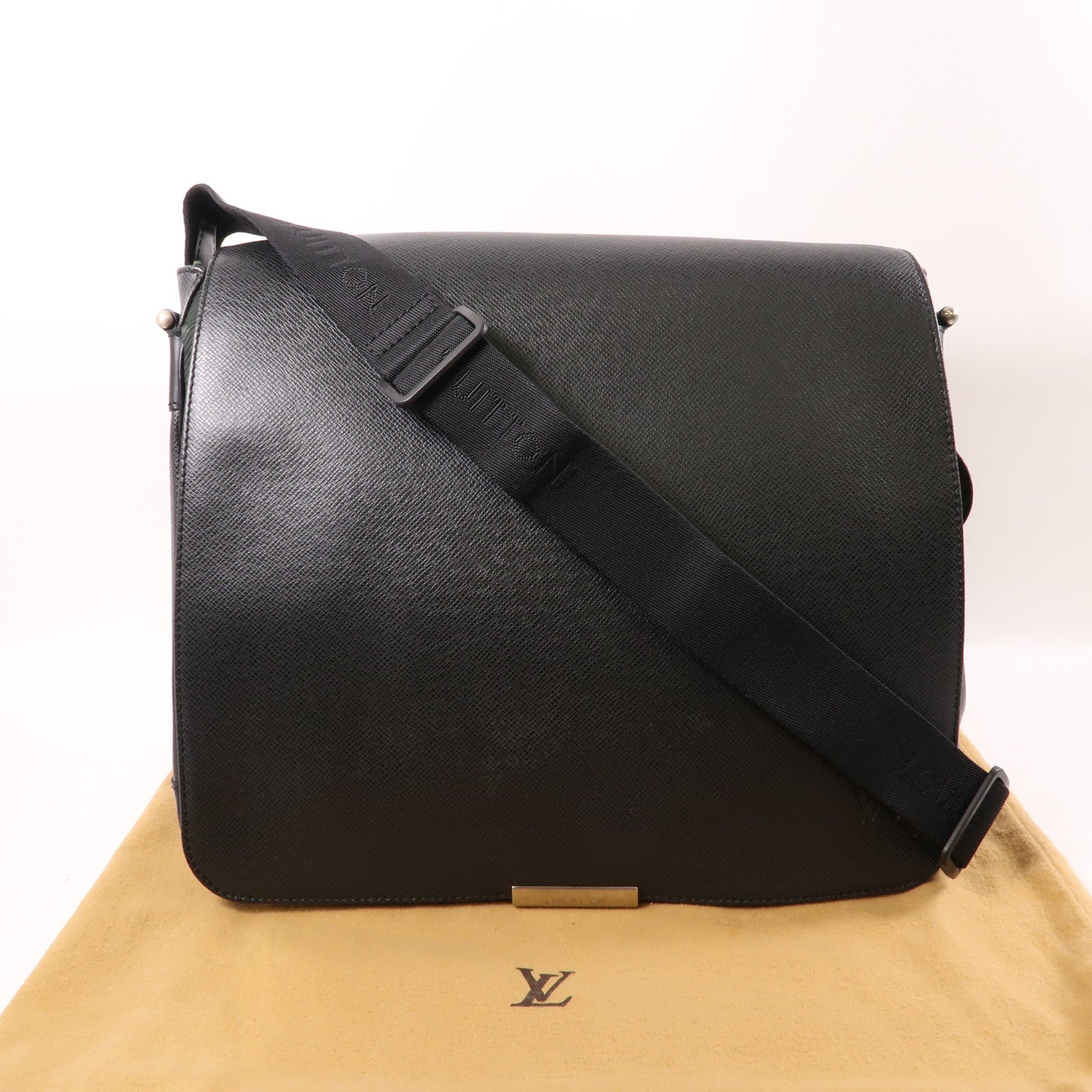 LOUIS VUITTON Taiga Taiga Victor銀扣肩背袋黑色/深綠色