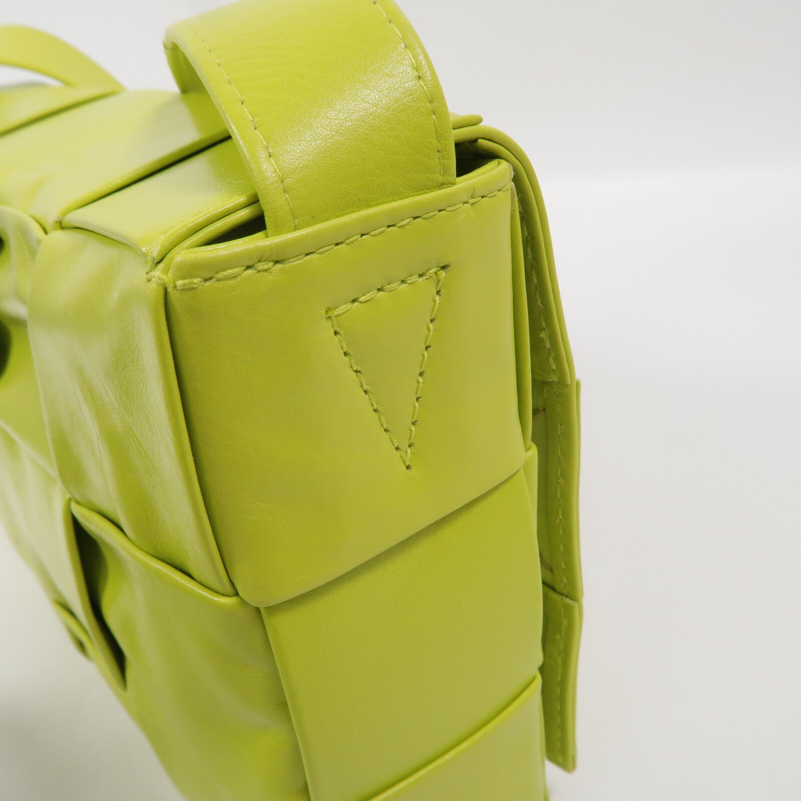 BOTTEGA VENETA 牛皮皮革Cassette Bag Medium肩背袋