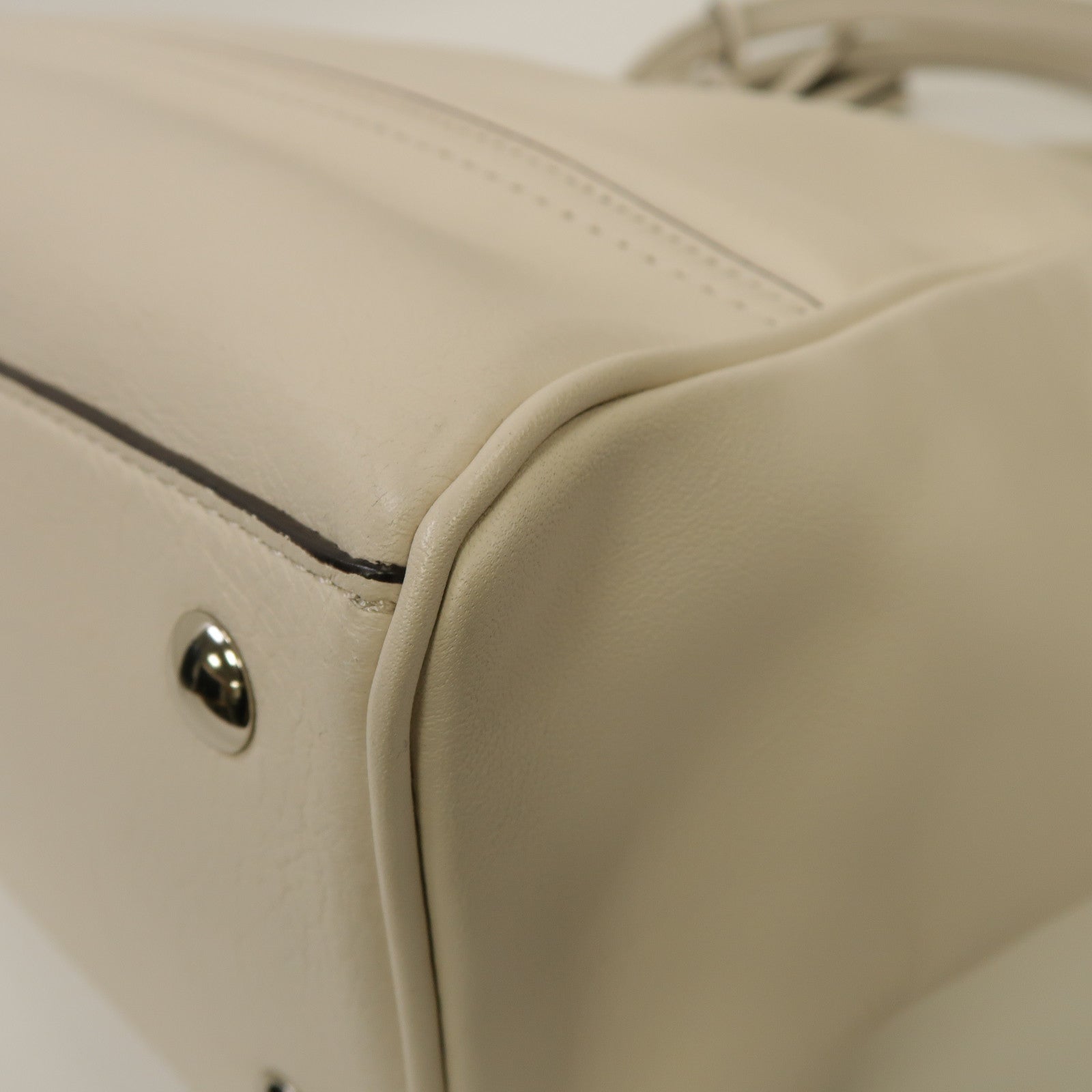 COACH 牛皮皮革Handbag銀扣手挽袋白色