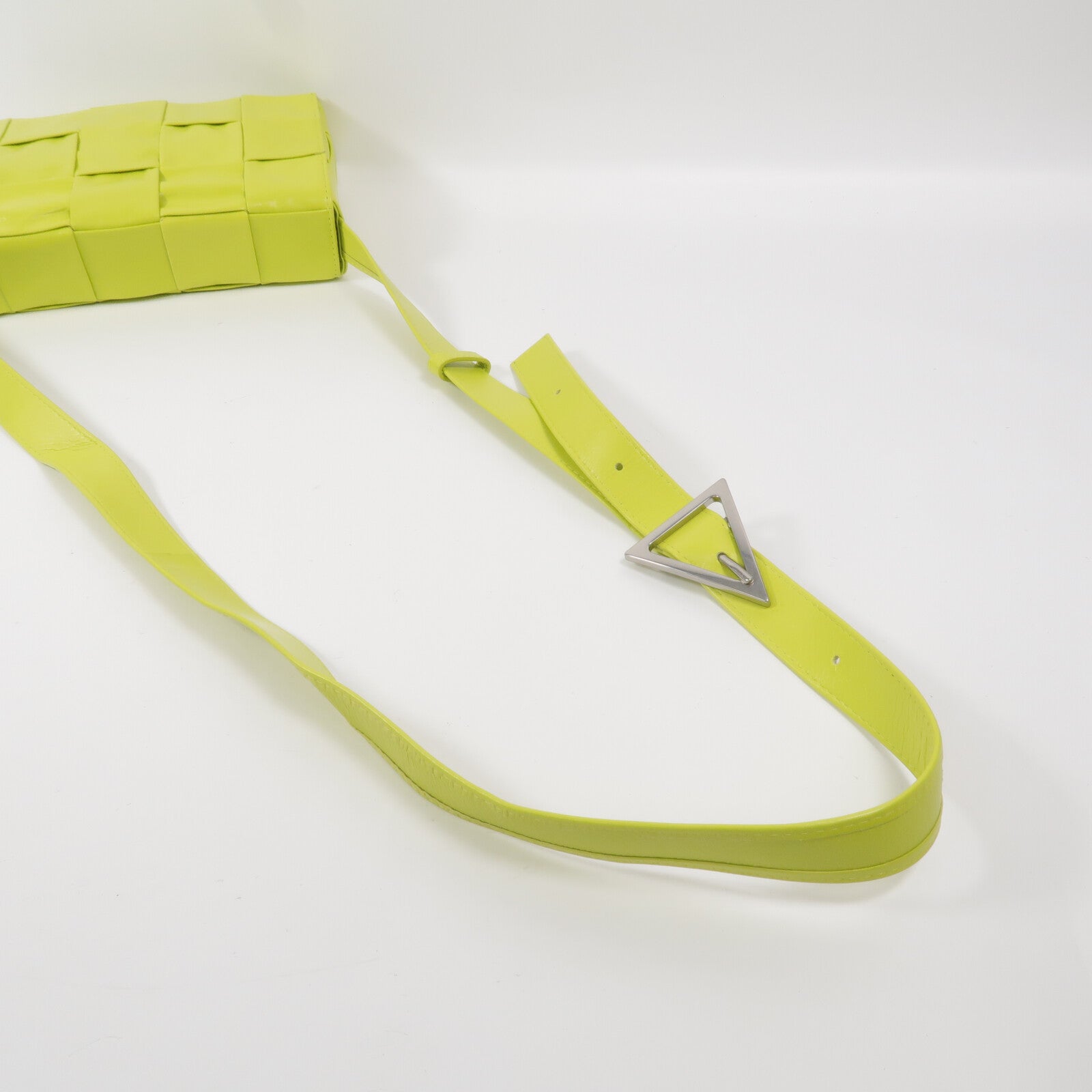 BOTTEGA VENETA 牛皮皮革Cassette Bag Medium肩背袋