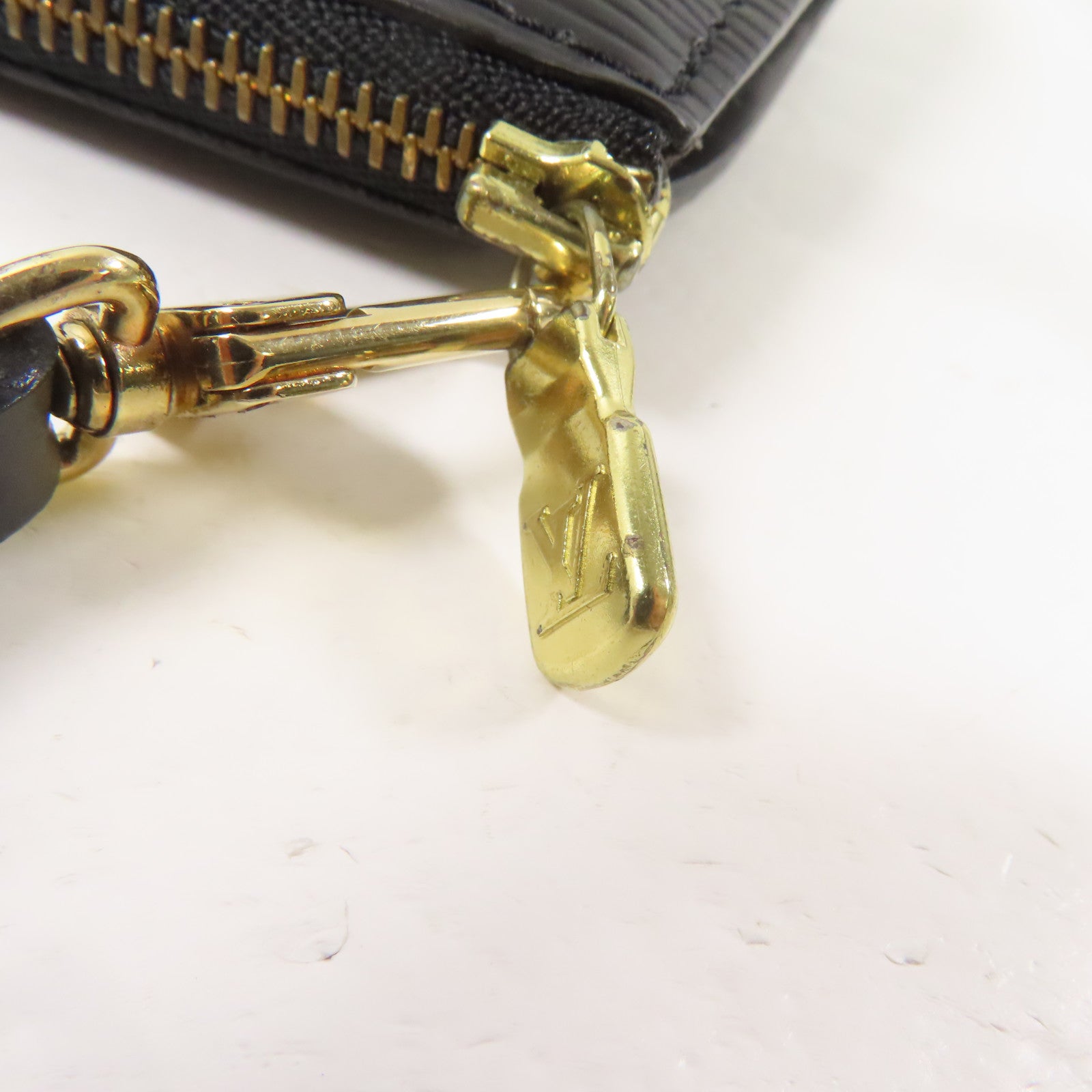 LOUIS VUITTON Epi Pochette Accessories金扣手挽袋黑色