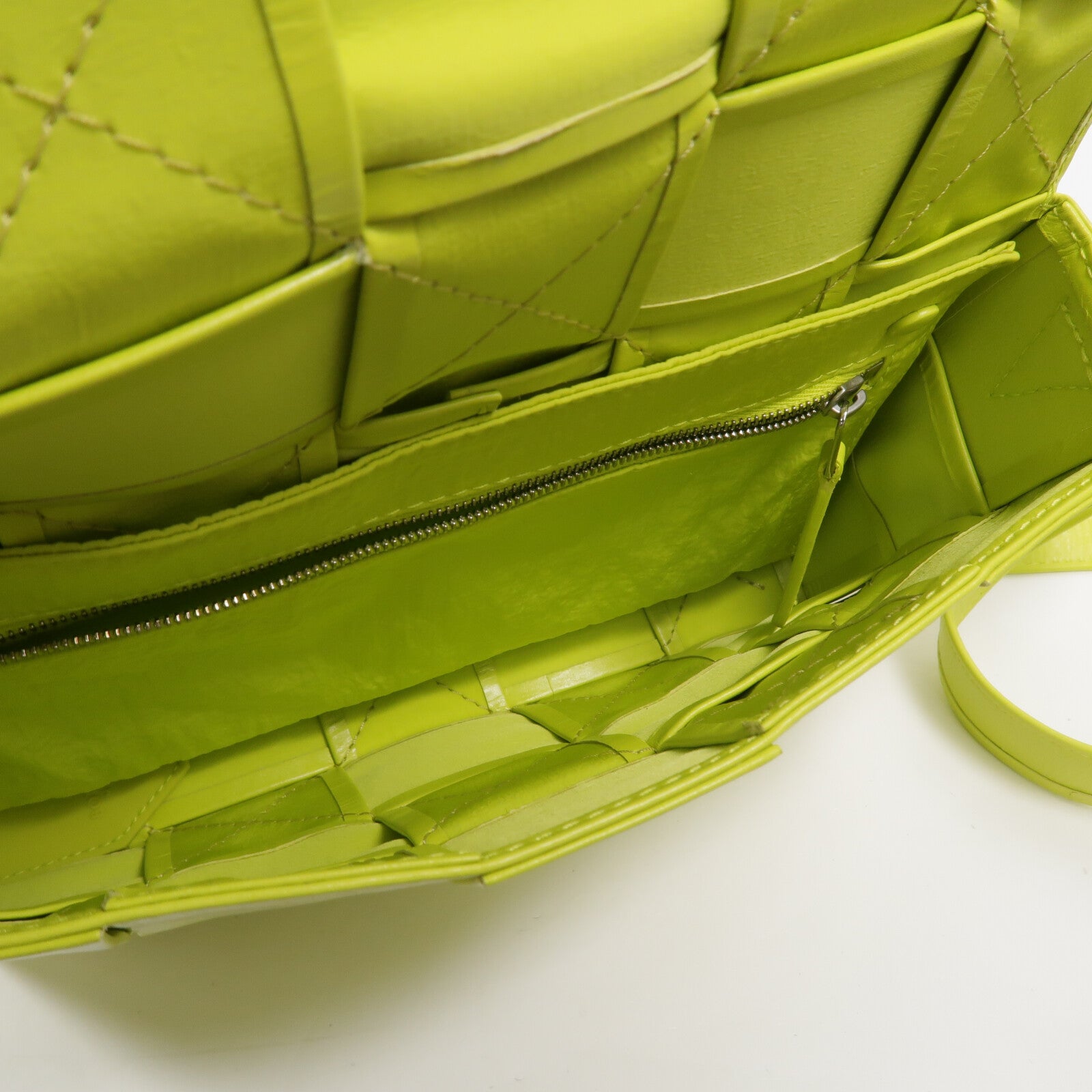 BOTTEGA VENETA 牛皮皮革Cassette Bag Medium肩背袋