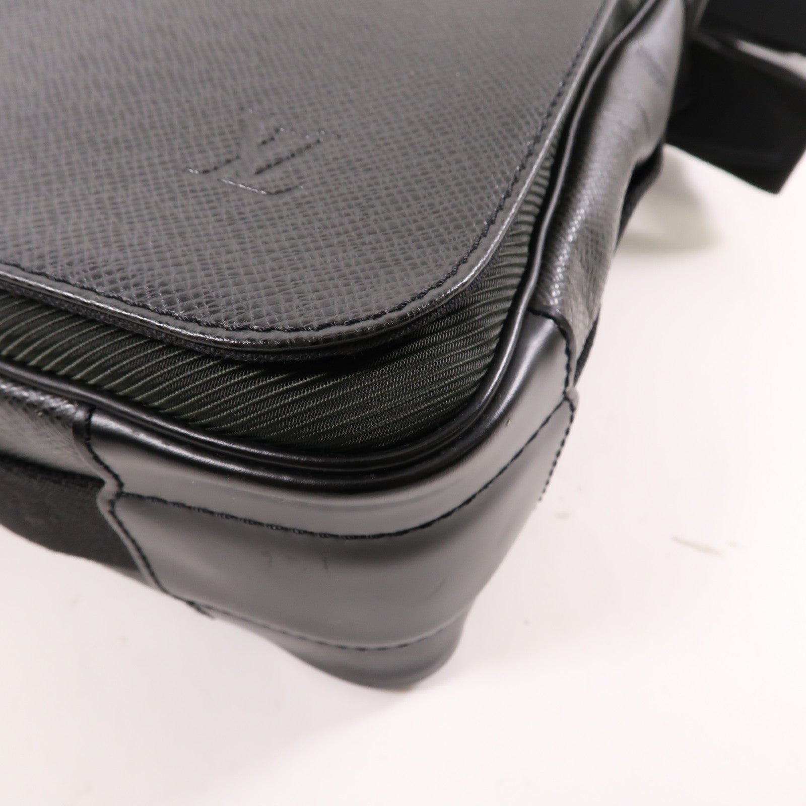 LOUIS VUITTON Taiga Taiga Victor銀扣肩背袋黑色/深綠色