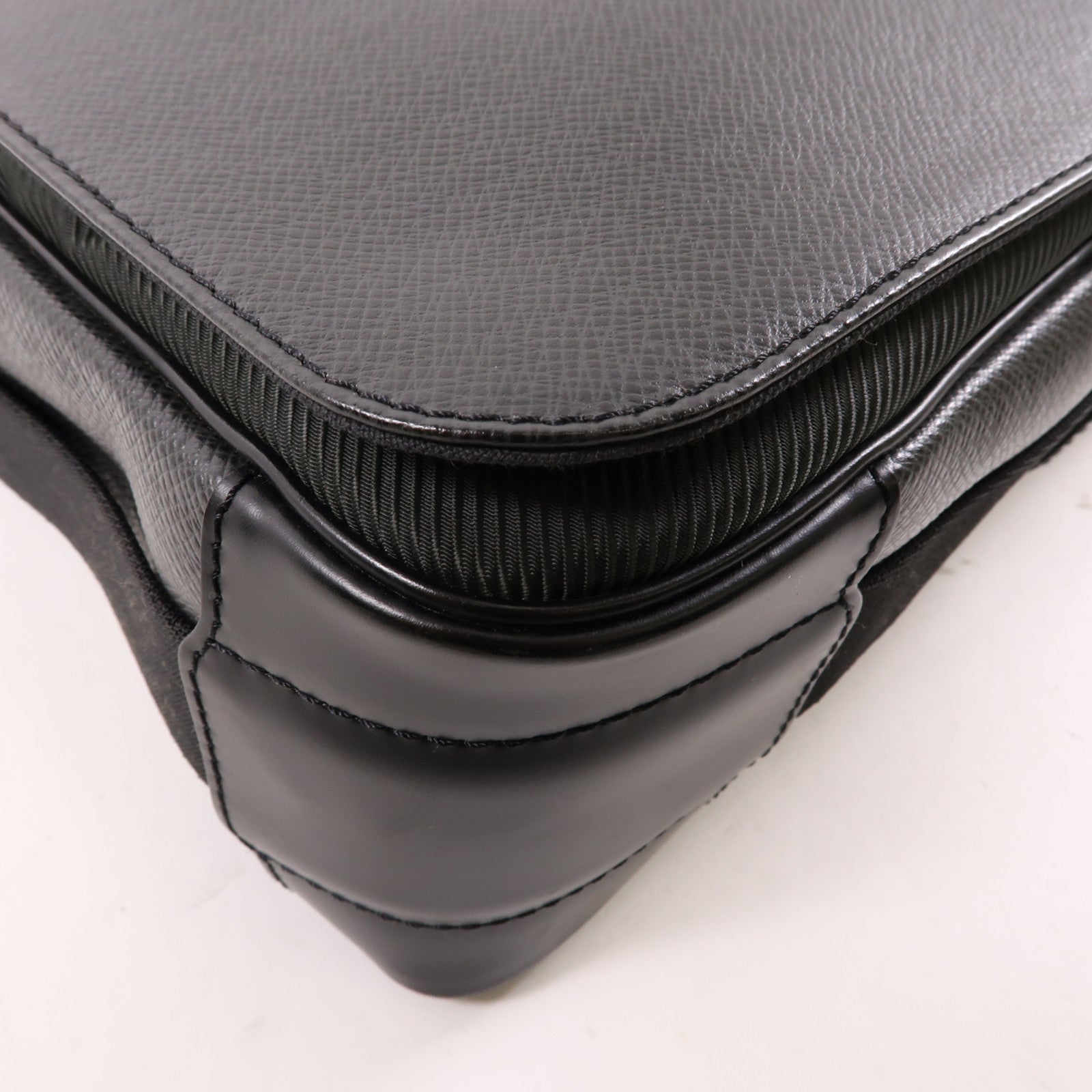 LOUIS VUITTON Taiga Taiga Victor銀扣肩背袋黑色/深綠色
