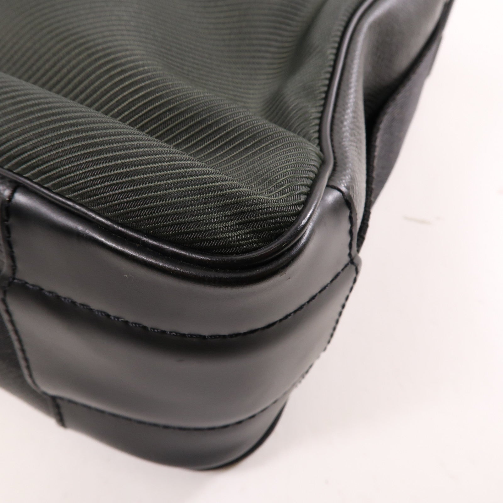 LOUIS VUITTON Taiga Taiga Victor銀扣肩背袋黑色/深綠色