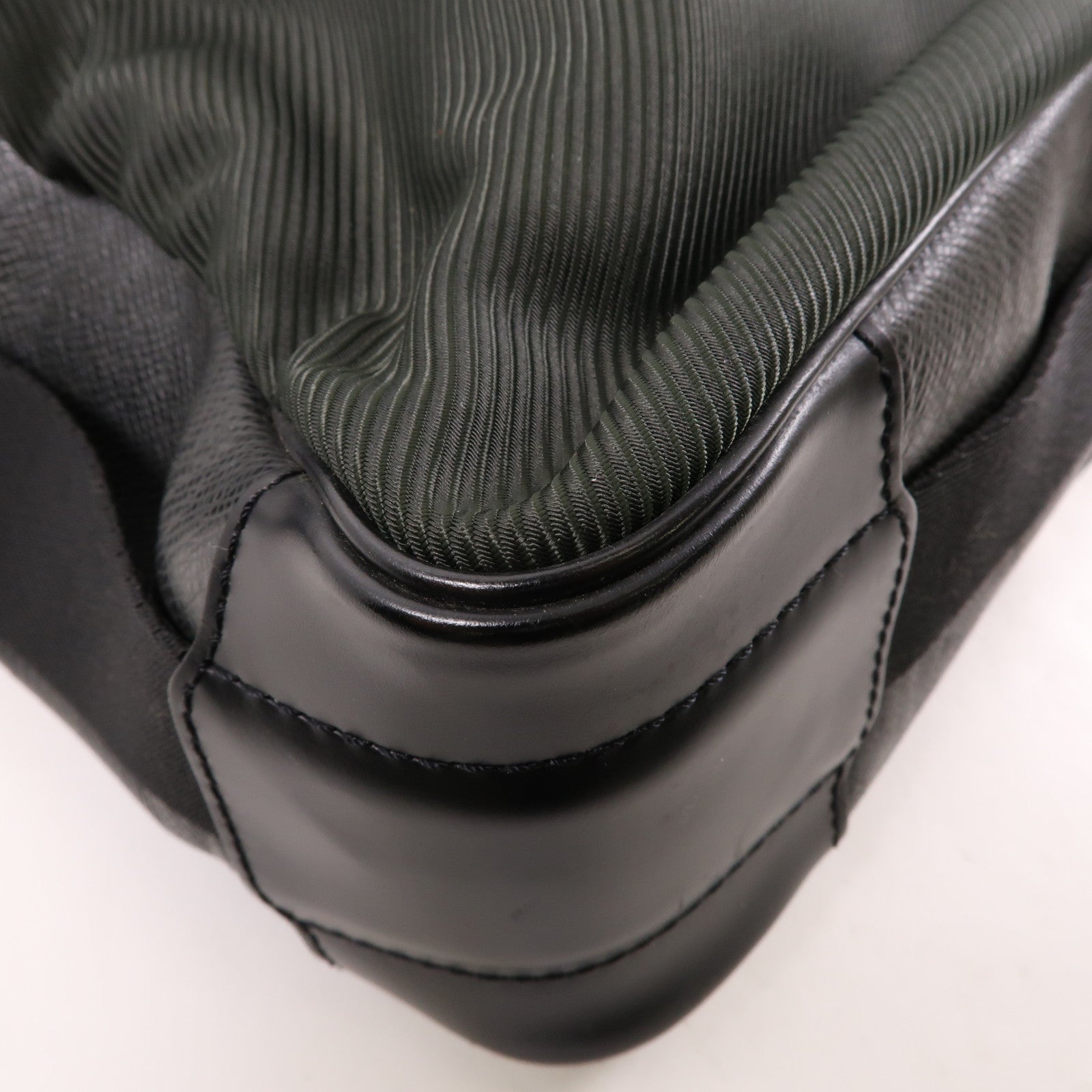 LOUIS VUITTON Taiga Taiga Victor銀扣肩背袋黑色/深綠色