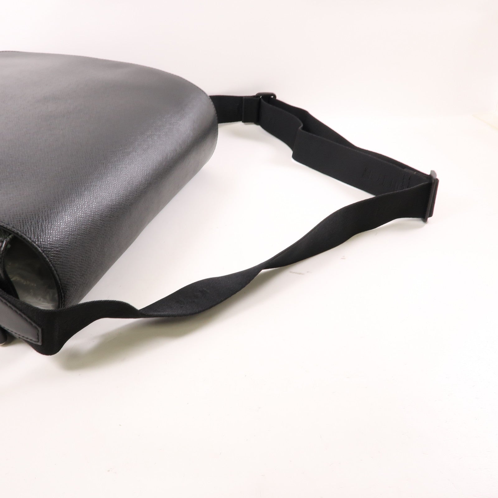 LOUIS VUITTON Taiga Taiga Victor銀扣肩背袋黑色/深綠色